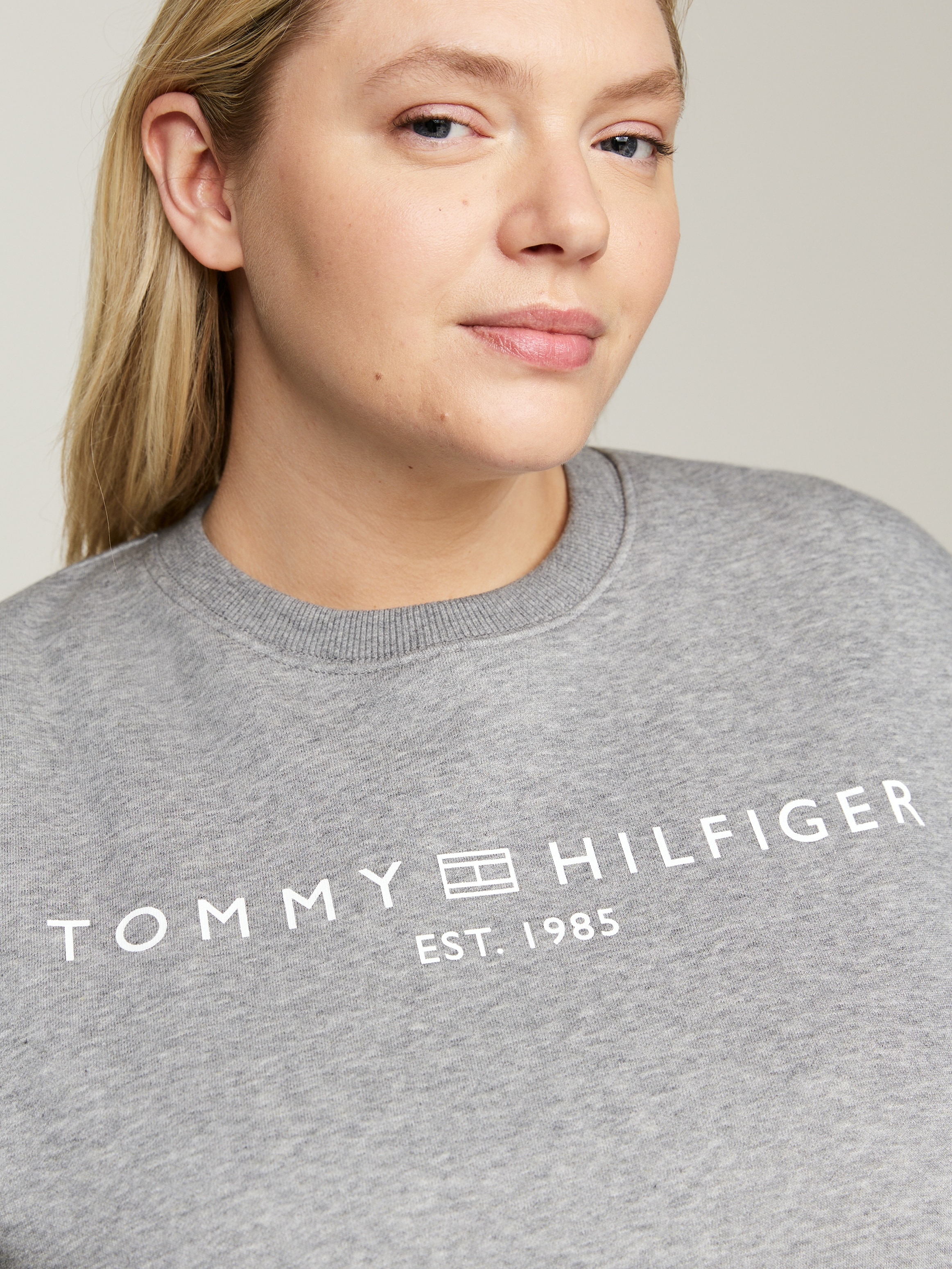 Tommy Hilfiger Curve Sweatshirt »CRV MDRN REG CORP LOGO SWTSHRT«, mit Logostickerei