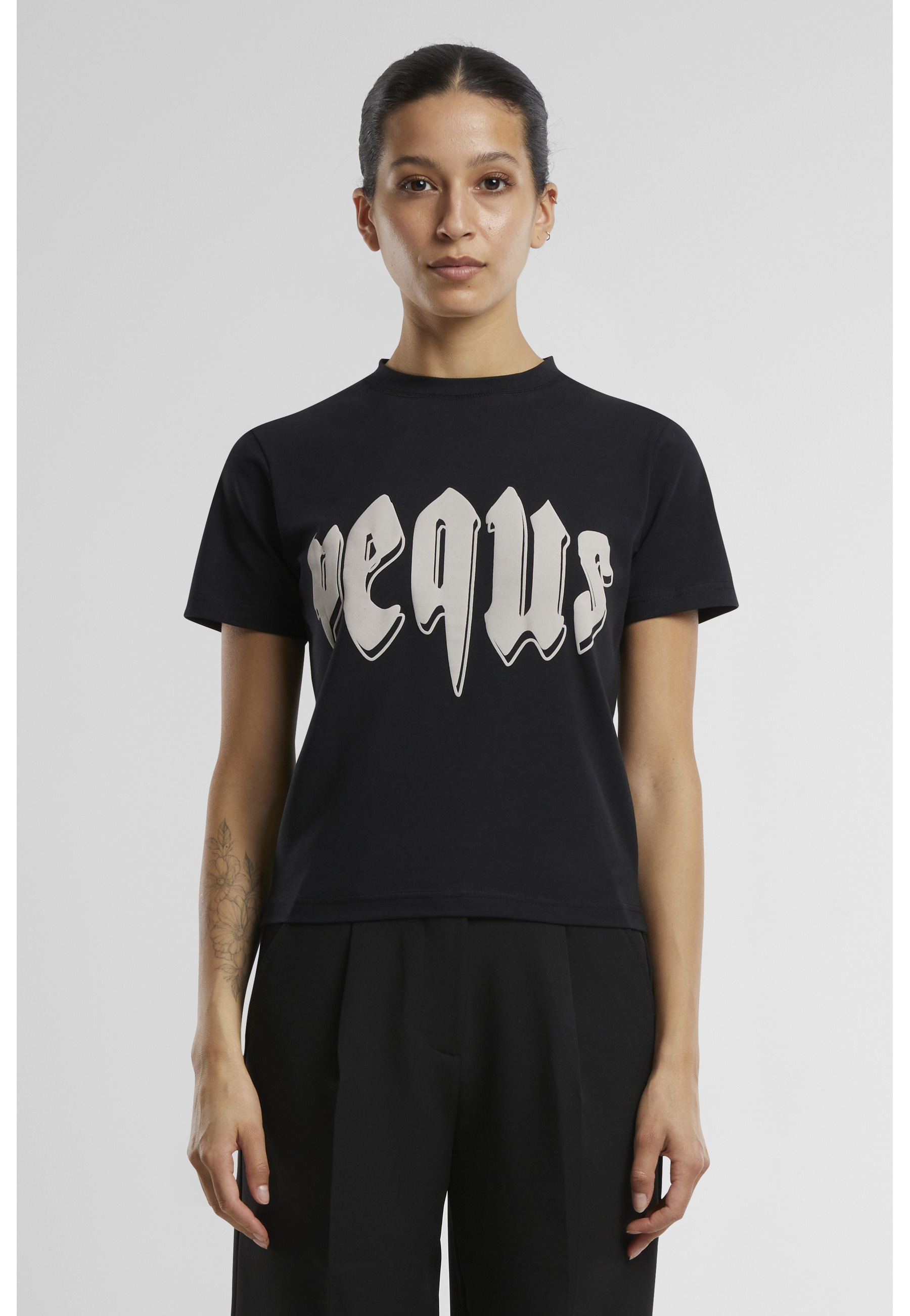 PEQUS T-Shirt »PEQUS PEQUS Fitted Outlined Mythic Logo T-shirt« 1 Stk.
