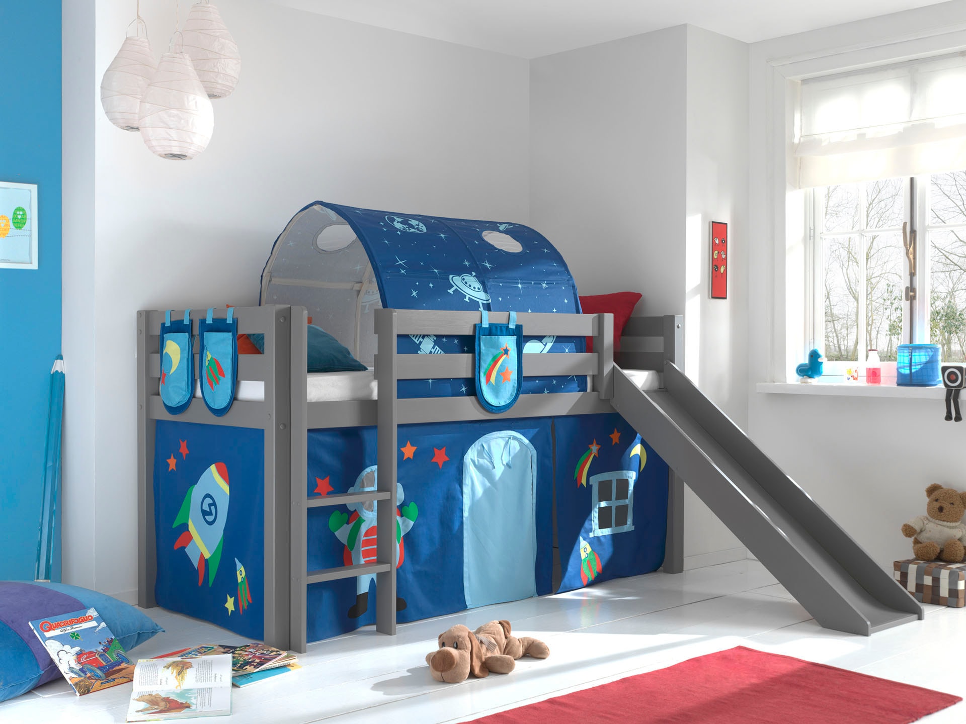 Vipack "Pino, Spielbett massiv Kiefer, stabil gebaut, 3 Korpusfarben zur Wahl" inkl. Rolllattenrost, Leiter und Absturzschutz, mit oder ohne Rutsche, Textil-Set "Astronaut", inkl. Vorhang, mit oder ohne Tunnel