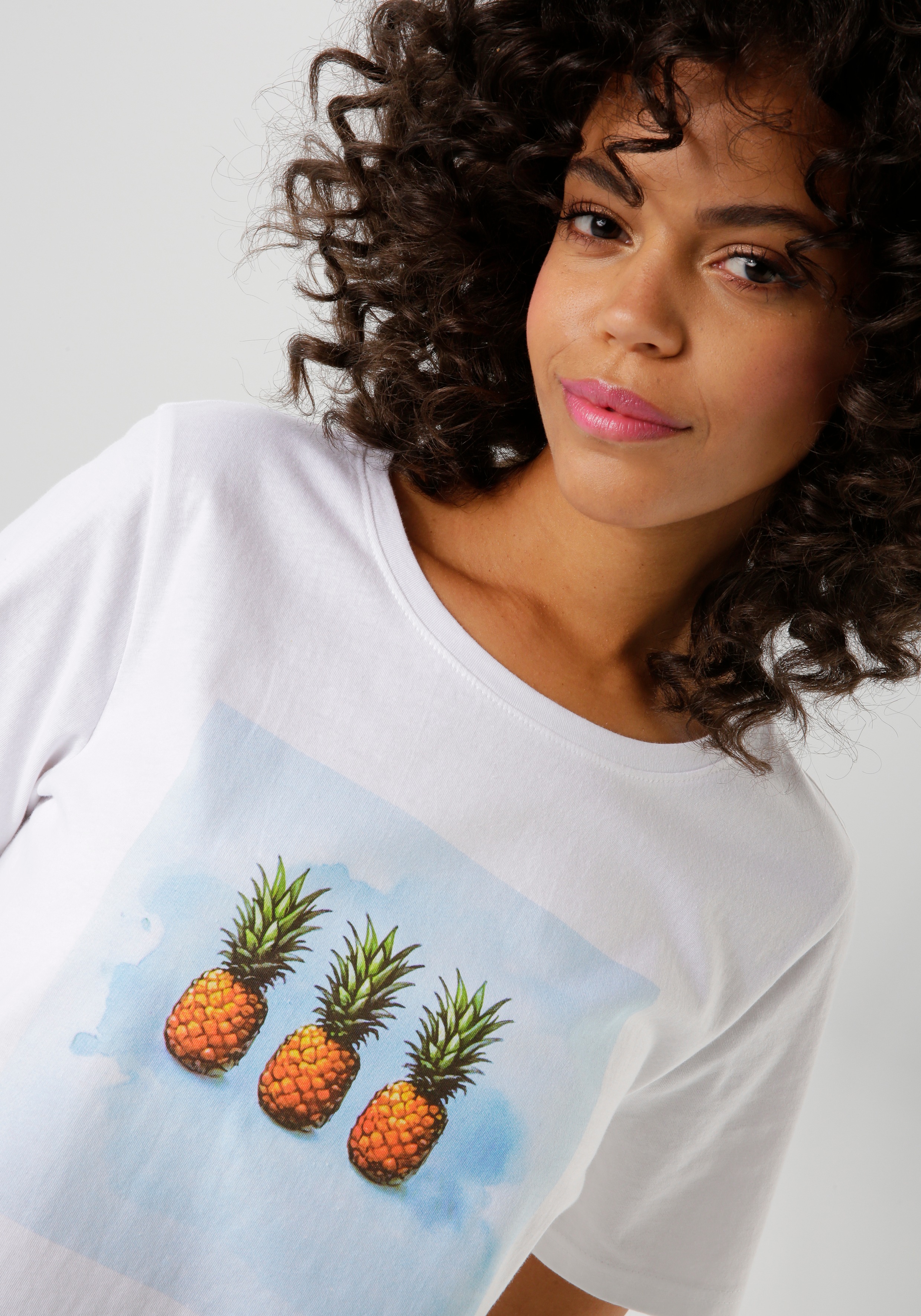 Thumbnail - Aniston CASUAL T-Shirt, mit tropischem Ananas-Frontdruck