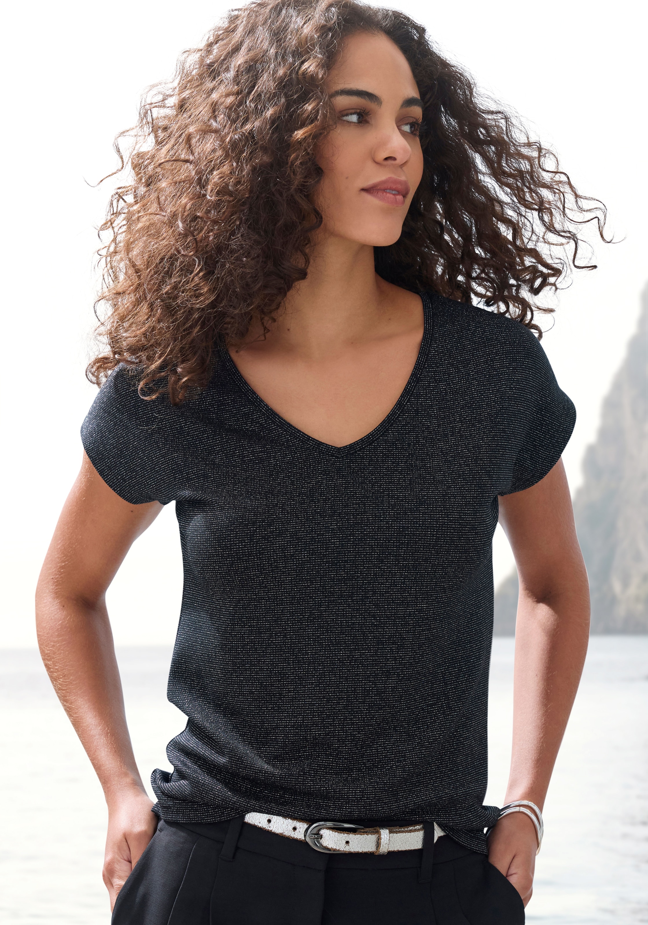 LASCANA Kurzarmshirt "mit silberfarbenem Glitzereffekt" aus pflegeleichter günstig online kaufen