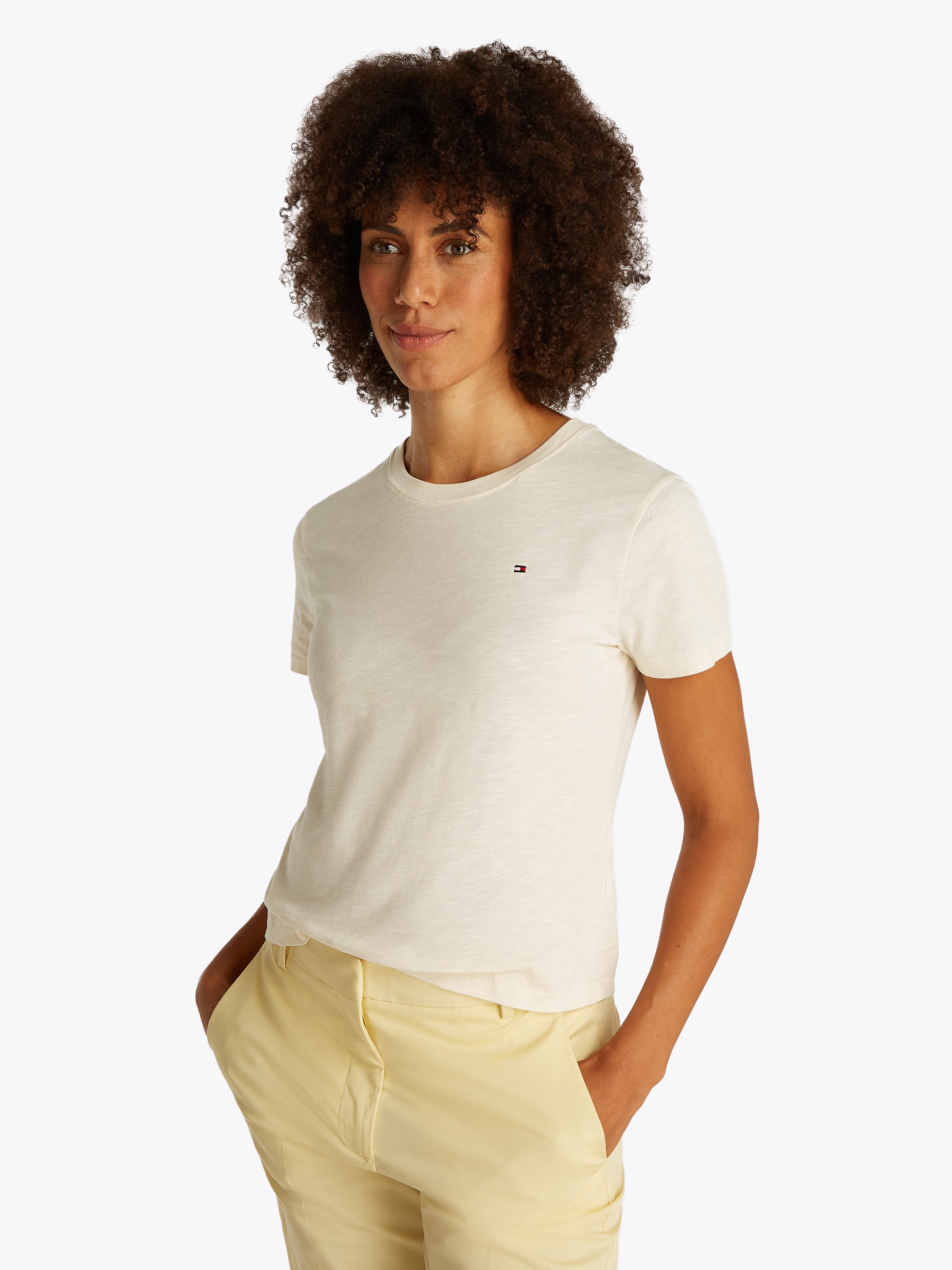 Tommy Hilfiger Rundhalsshirt »SLUB REG C-NK SS«, mit Flammgarn-Struktur, mit Logostickerei