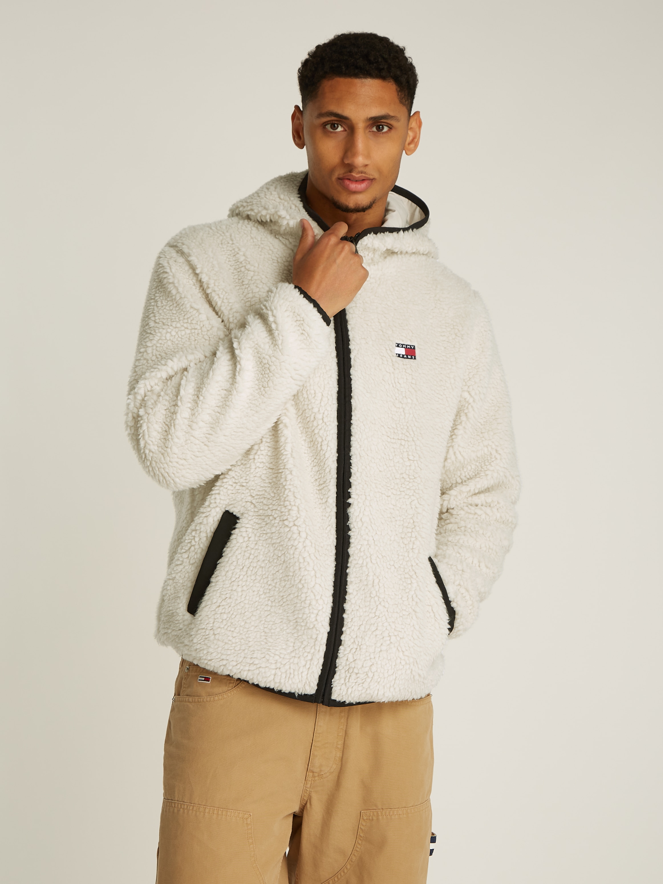 Tommy Jeans Plüschjacke "TJM REG BADGE TEDDY ZIP TRU EXT", mit Kapuze, mit günstig online kaufen