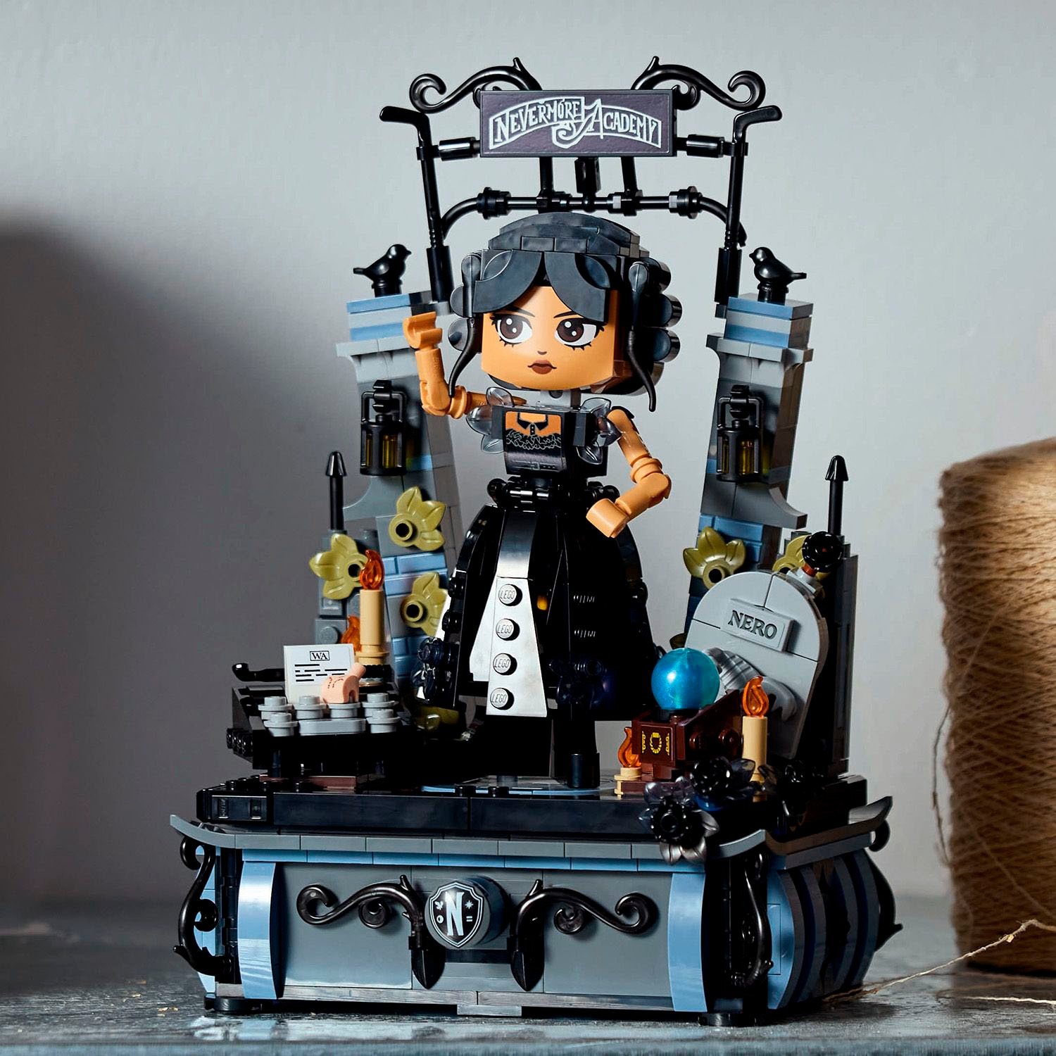 LEGO® Konstruktionsspielsteine »Wednesday Addams Baufigur (76780), LEGO Wednesday«, (702 St.), Made in Europe