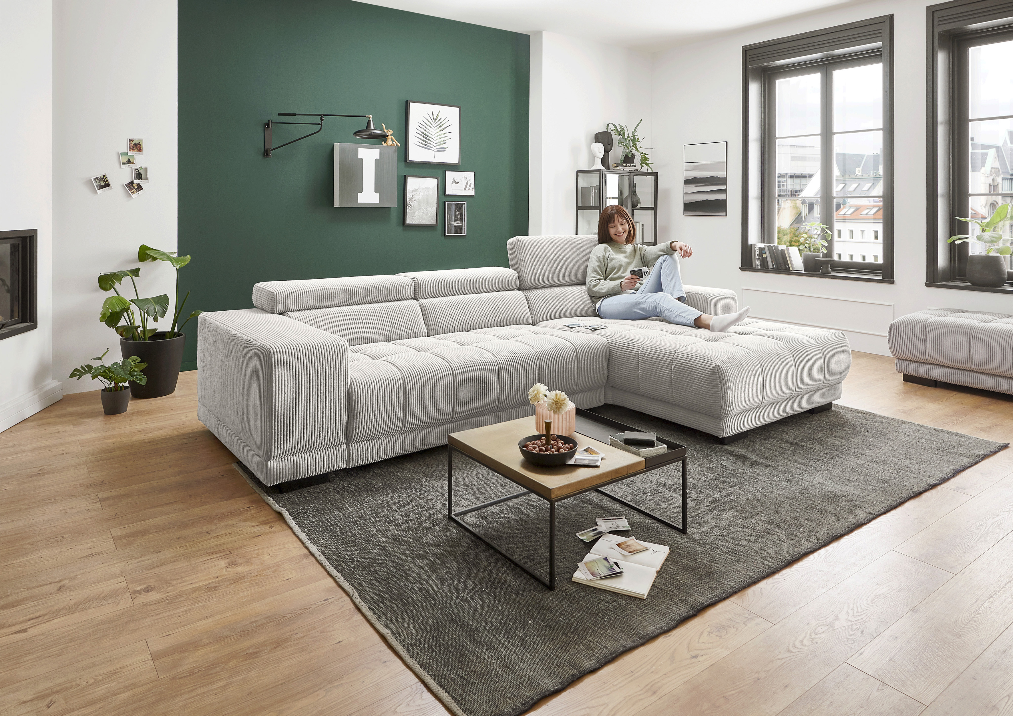 Die PlanBar Ecksofa "MP-IN15053 L-Form schmaler Schenkel" wahlweise mit Kopfteilverstellung und manueller Vorziehbank