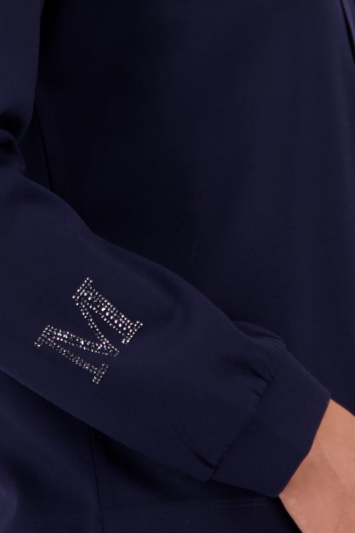 Monari Sweatshirt »Sweatshirt Schmuckdetail«, Stehkragen mit Bindeband, Logo aus Strasssteinen