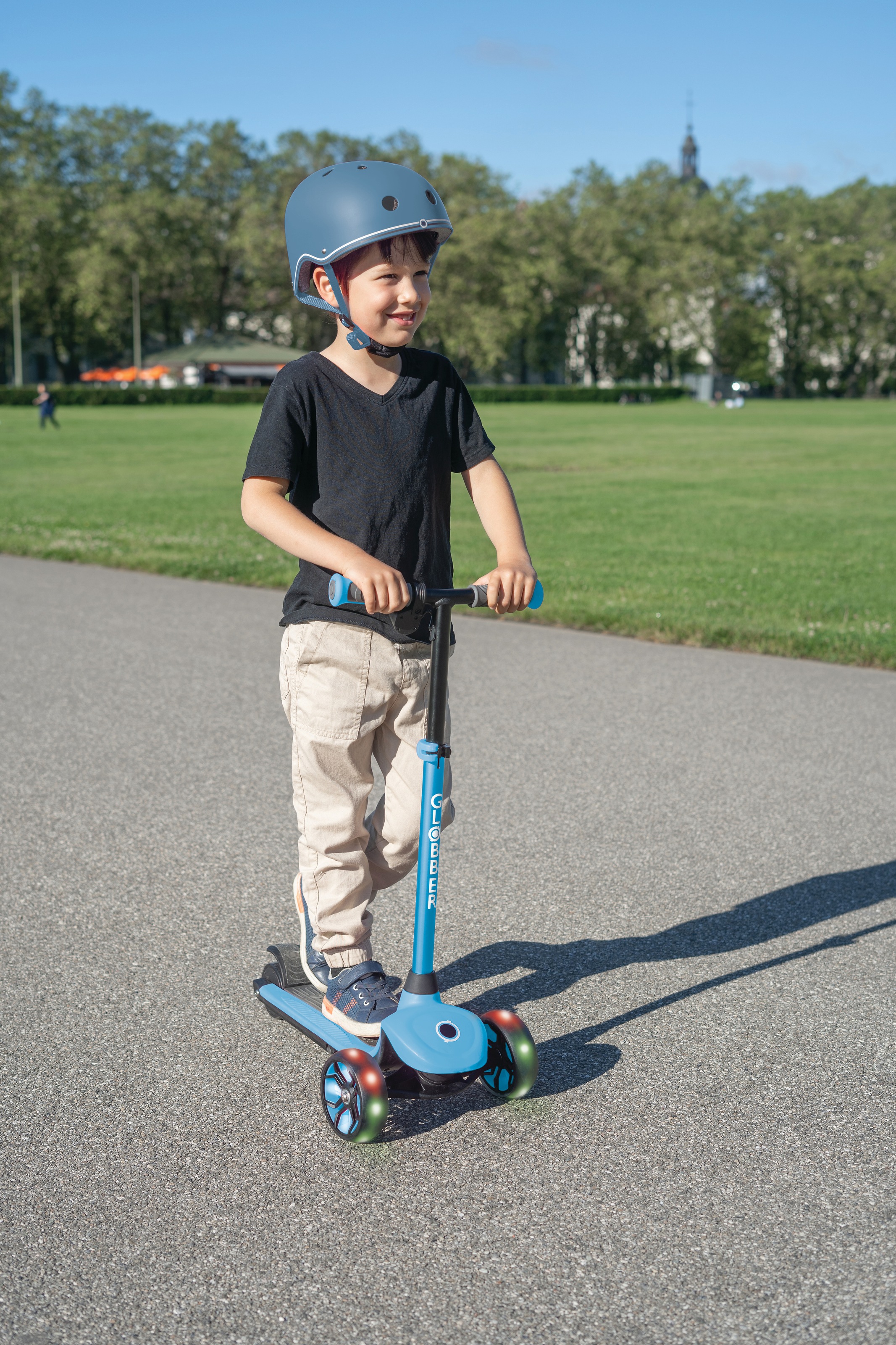 Globber E-Scooter »ONE K E-MOTION 4 PLUS, mit Leuchtrollen« 10 km/h