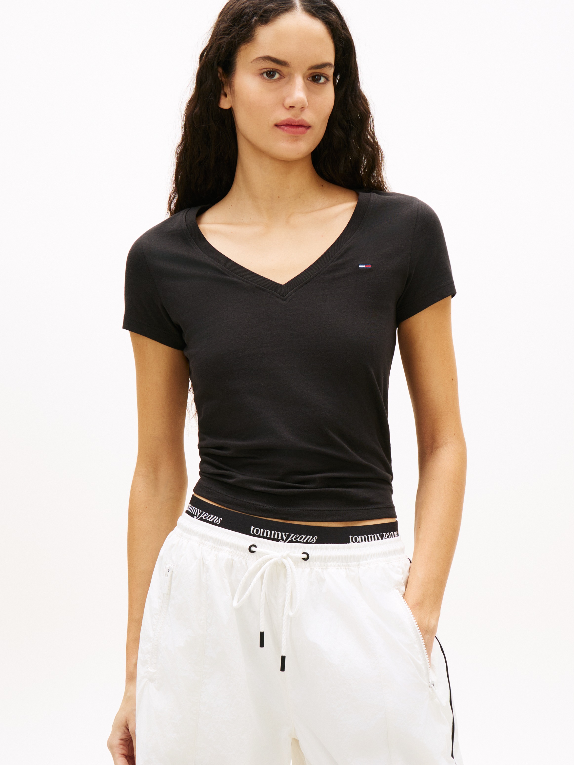 Tommy Jeans Kurzarmshirt "TJW SLIM V-NECK TEE" mit Logo-Stickerei günstig online kaufen