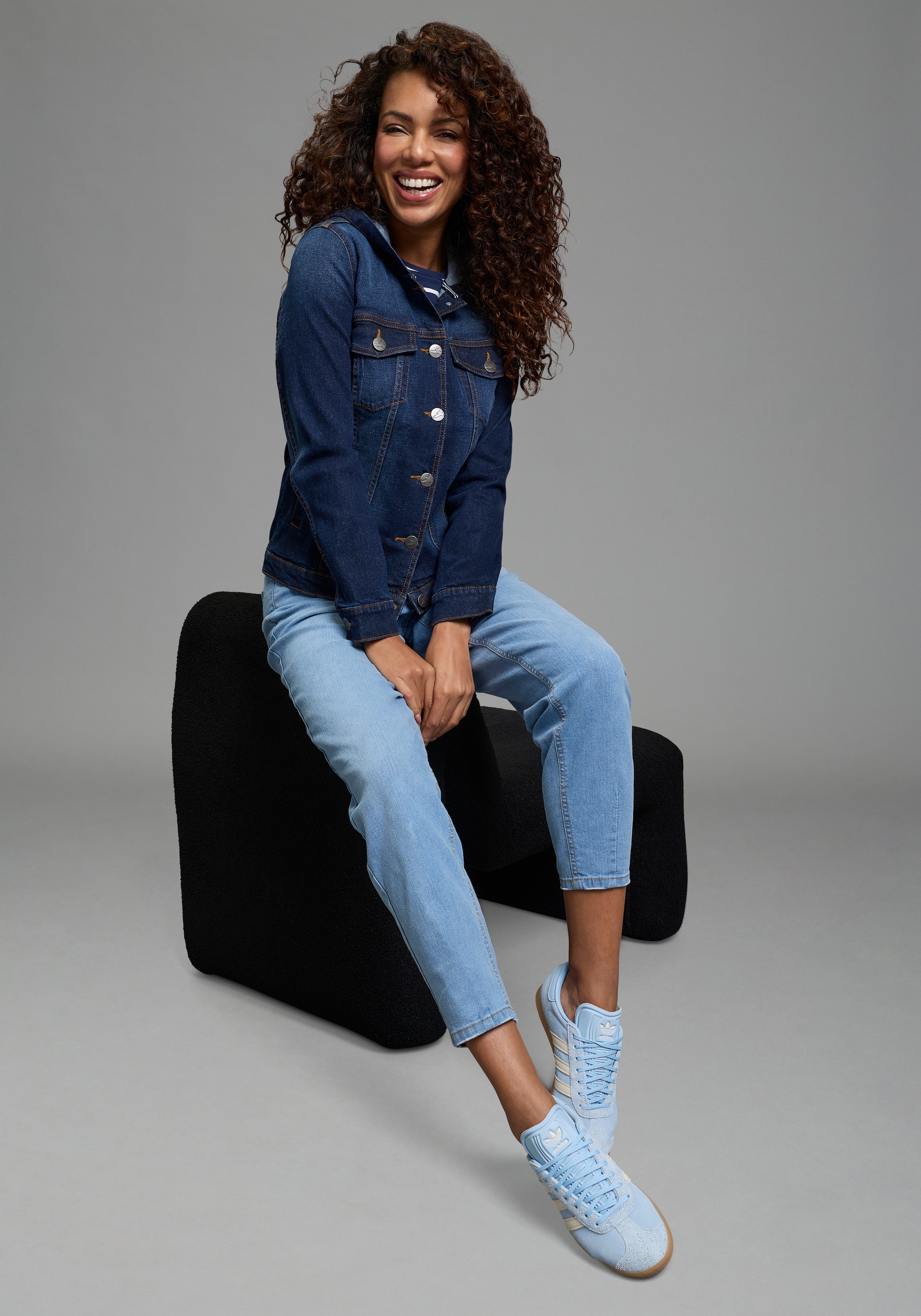 Arizona Jeansjacke mit Kapuze mit Kapuze, Regular Fit, mit Knopfleiste, mit Knopf-Applikationen