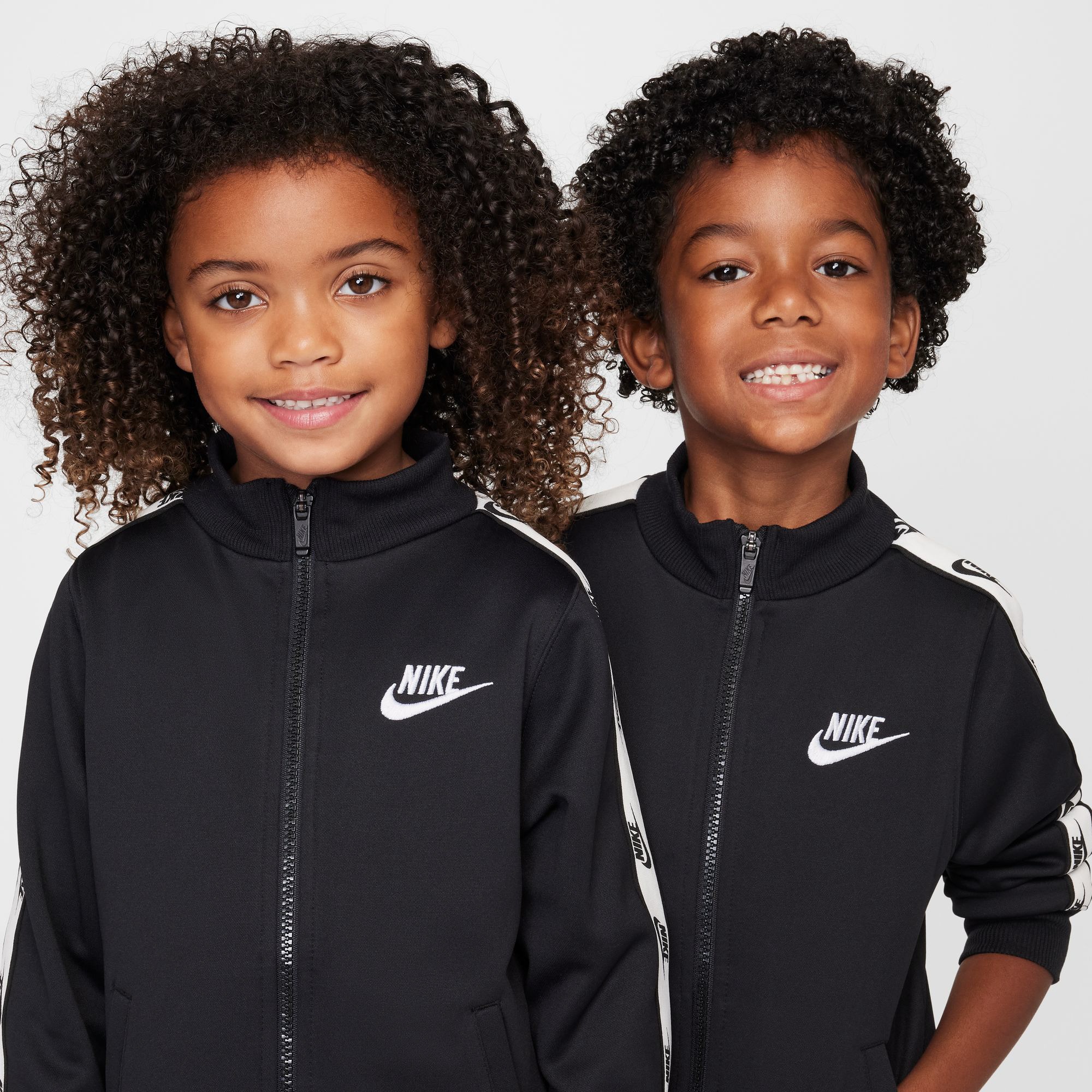 Nike Sportswear Trainingsanzug »NKN FULL ZIP SET WITH LOGO TAP« 2 tlg. für Kinder, sportlicher Stil