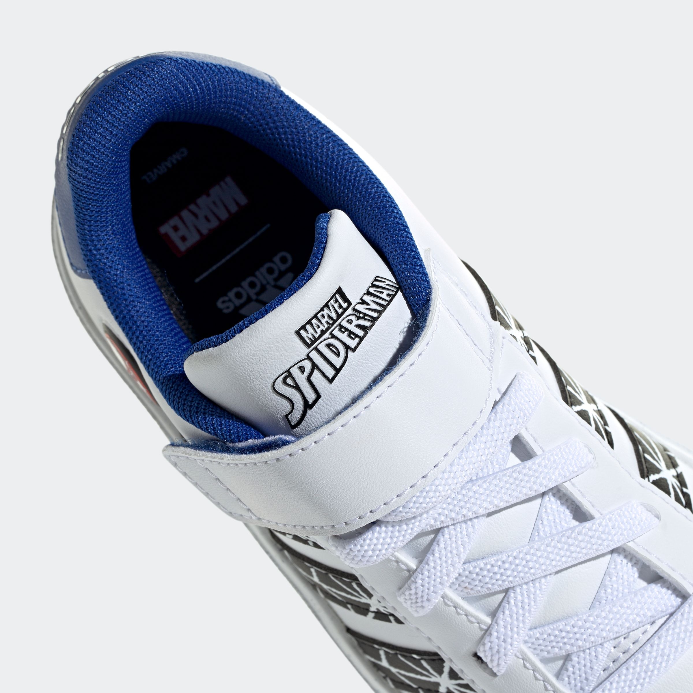 adidas Sportswear Sneaker »ADIDAS MARVEL SPIDER-MAN KIDS GRAND COURT SCHUH«, Design auf den Spuren des adidas Superstar