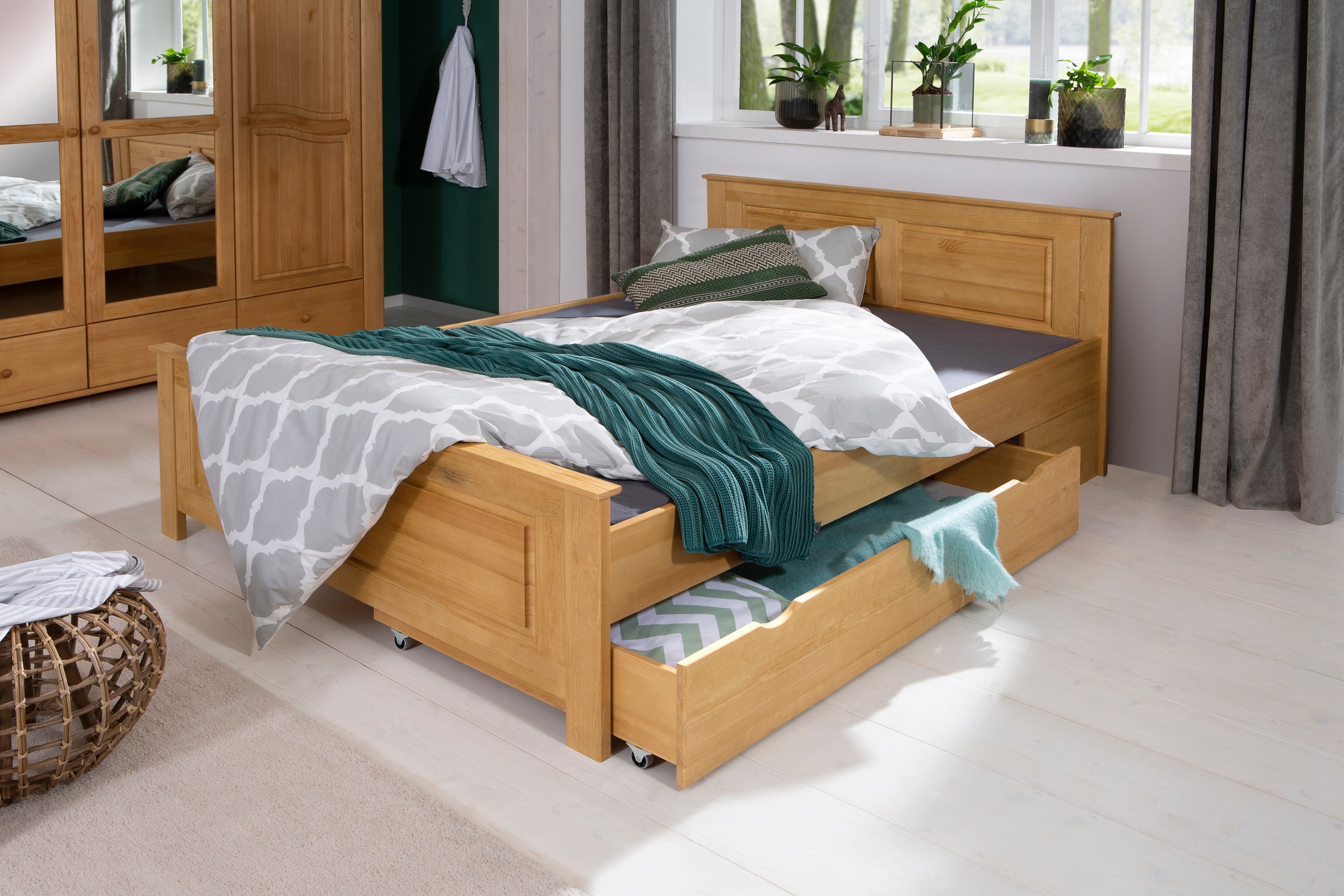 Home affaire Einzelbett Deborah, aus Kiefer massiv, in deversen Breiten