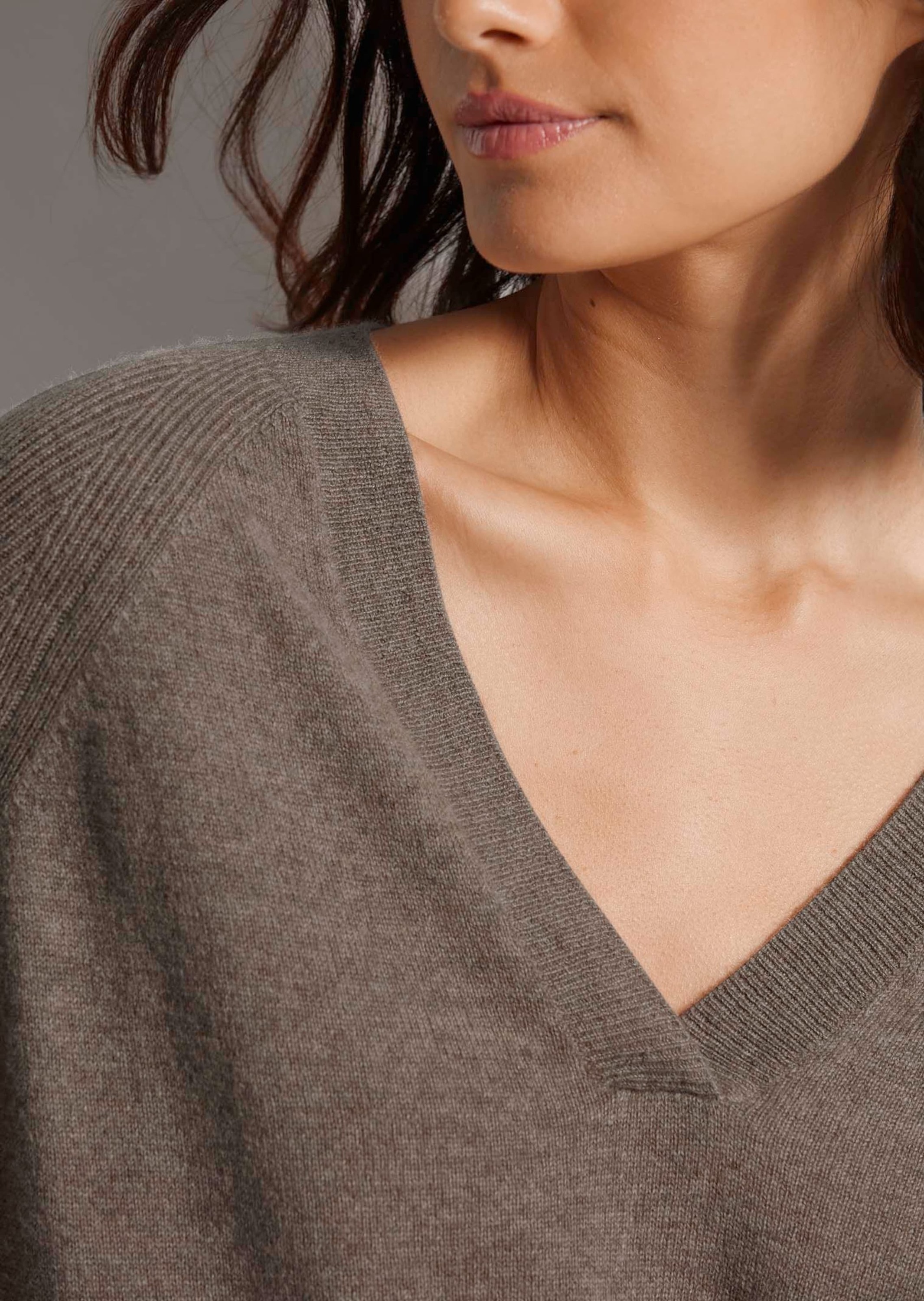 MADELEINE Longpullover »Pullover Kaschmirpullover mit V-Ausschnitt« Edles Maschenbild