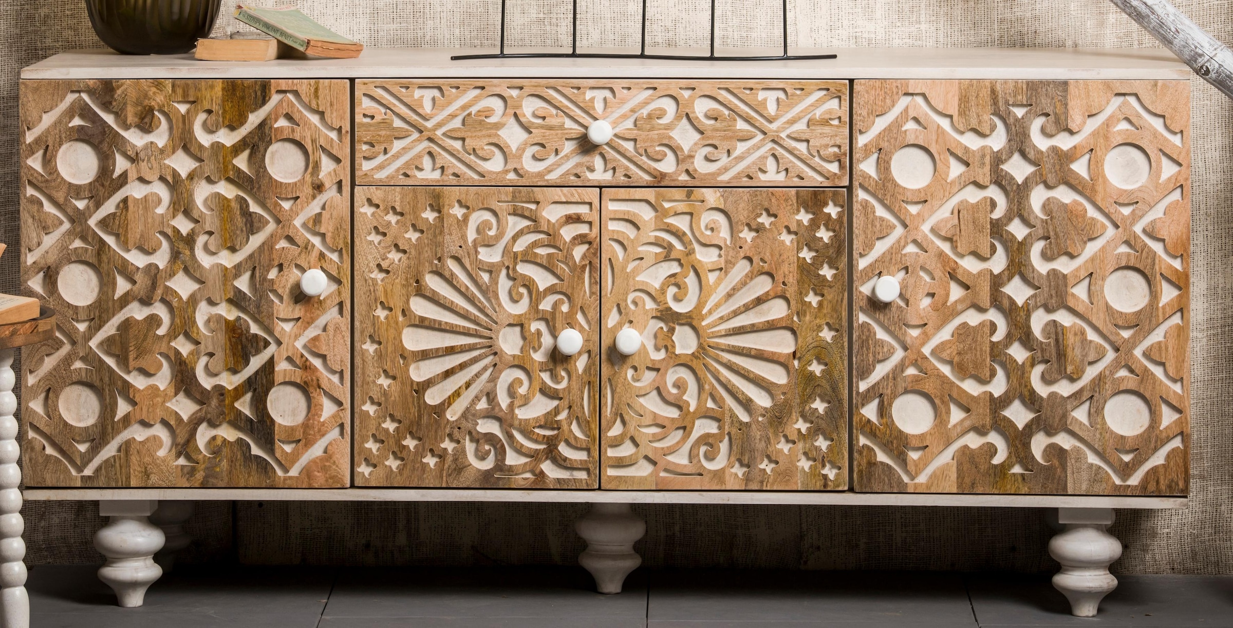 Home affaire Sideboard »Spring«, aus massivem Mangoholz mit dekorativen Schnitzereien, Breite 160 cm