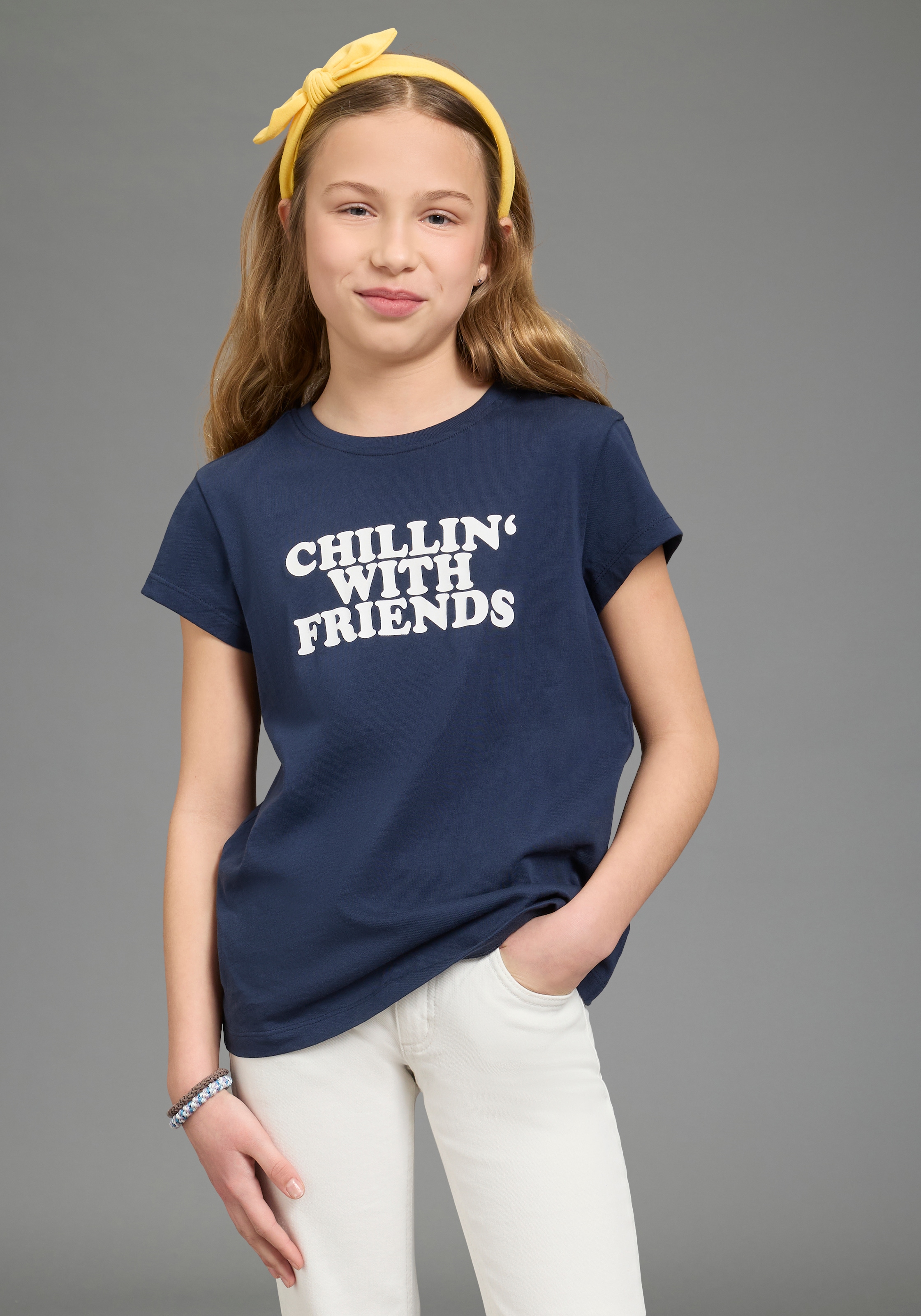 T-Shirt KIDSWORLD "T-Shirt Spruch: CHILLIN' WITH FRIENDS", Mädchen, Gr. 128/134, marine, Single Jersey, Obermaterial: 100% Baumwolle, bedruckt, Basic, Rundhals, Shirts T-Shirt, für Mädchen, Kurzarm, Rundhalsausschnitt, aus Baumwolle