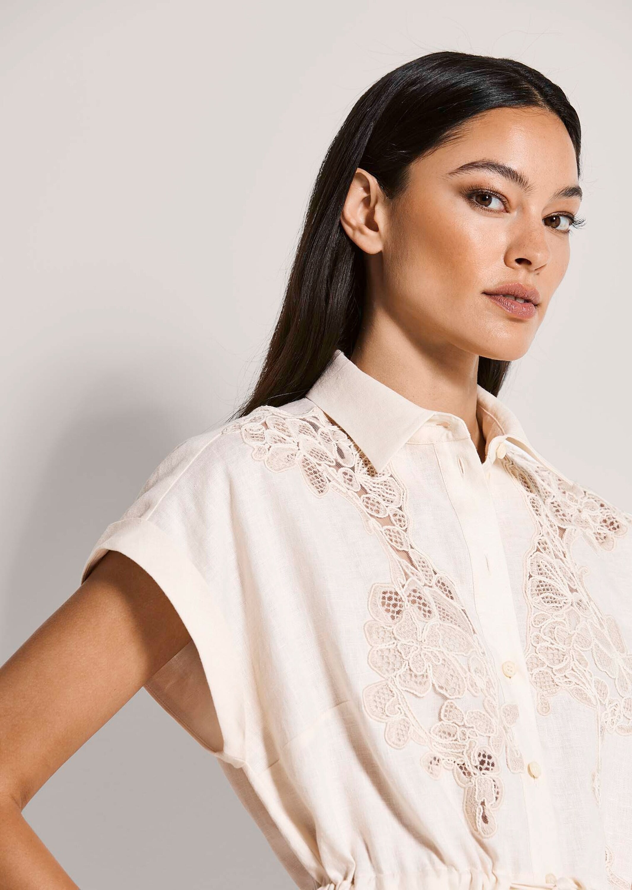 MADELEINE Sommerkleid »Hemdkleid Leinenkleid mit Spitzendetails« Nahttasche Hemdbluse mit Tunnelzug mit Bindeband in der Taillie