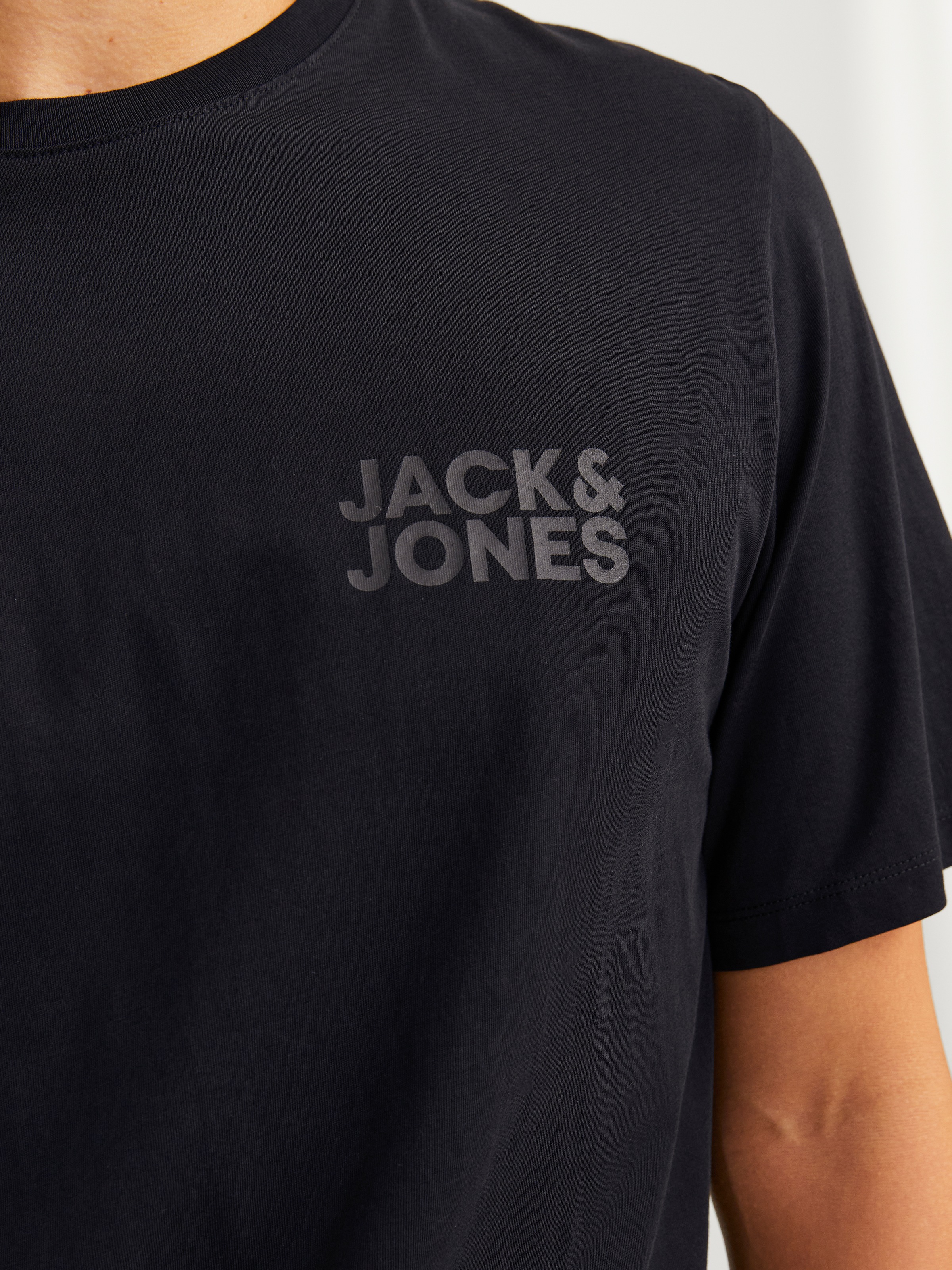 Rundhalsshirt JACK & JONES "JJECORP mit Logo-Print und klassischem Rundhals", Damen, Gr. S, schwarz (schwarz detail:small print, schwarz), Single Jersey, Obermaterial: 100% Baumwolle, bedruckt, regular fit normal, Rundhals, Shirts Rundhalsshirt, Baumwolle 4