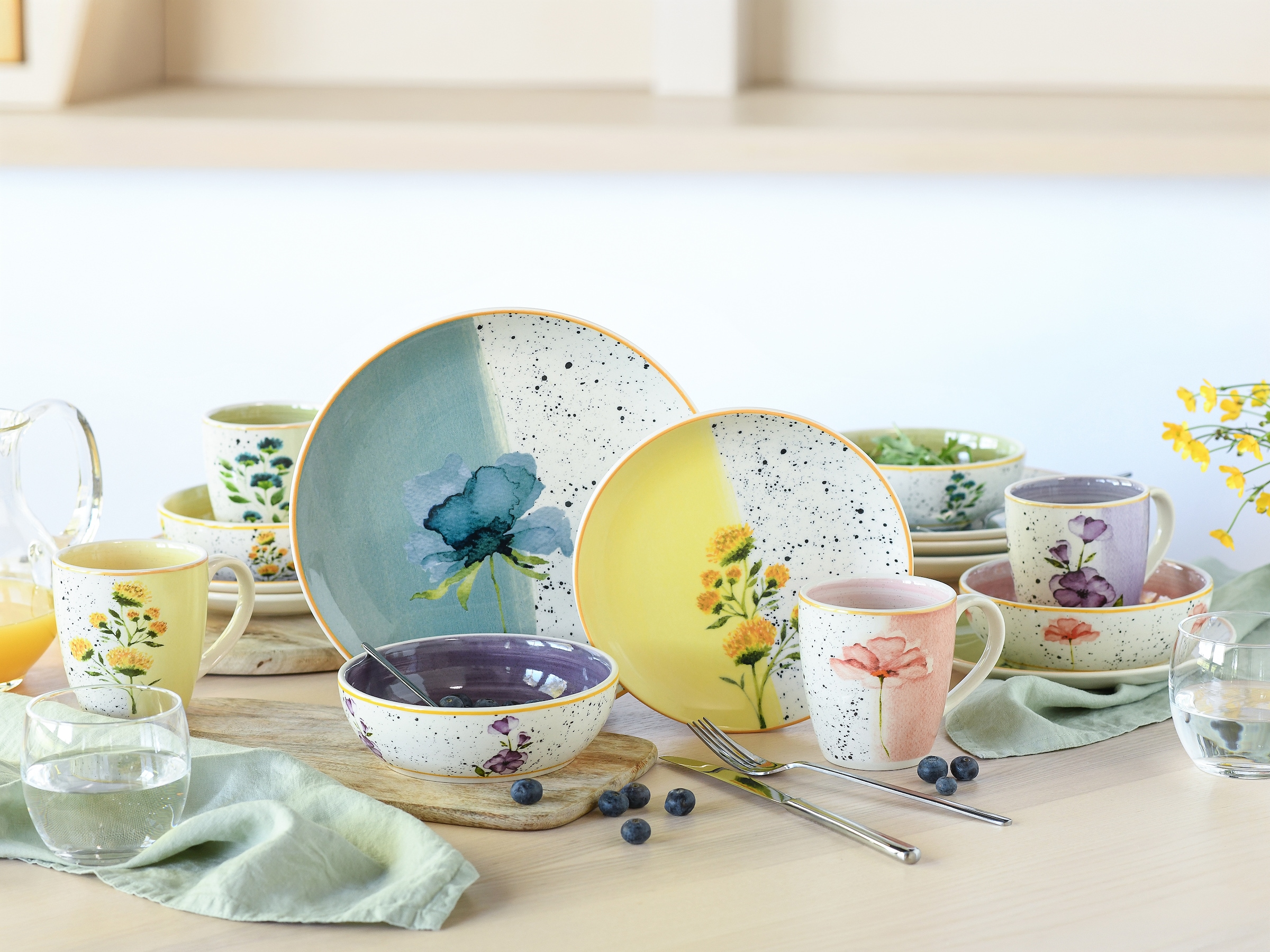 CreaTable Kombiservice »Armonia, Geschirr-Set, 16-tlg.« Lebendige Blütenmotive, moderne Sprenkel- und Farbverlauftechnik