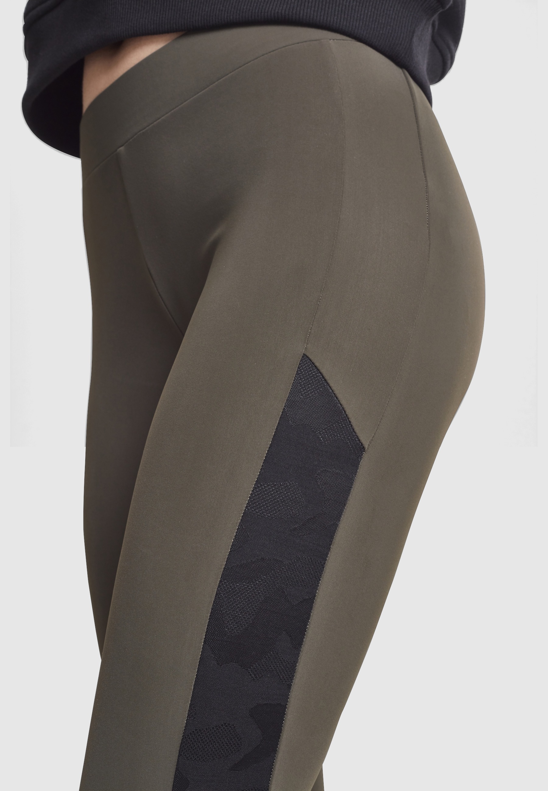 URBAN CLASSICS Leggings »Urban Classics Damen Ladies Jacquard Camo Striped Leggings«