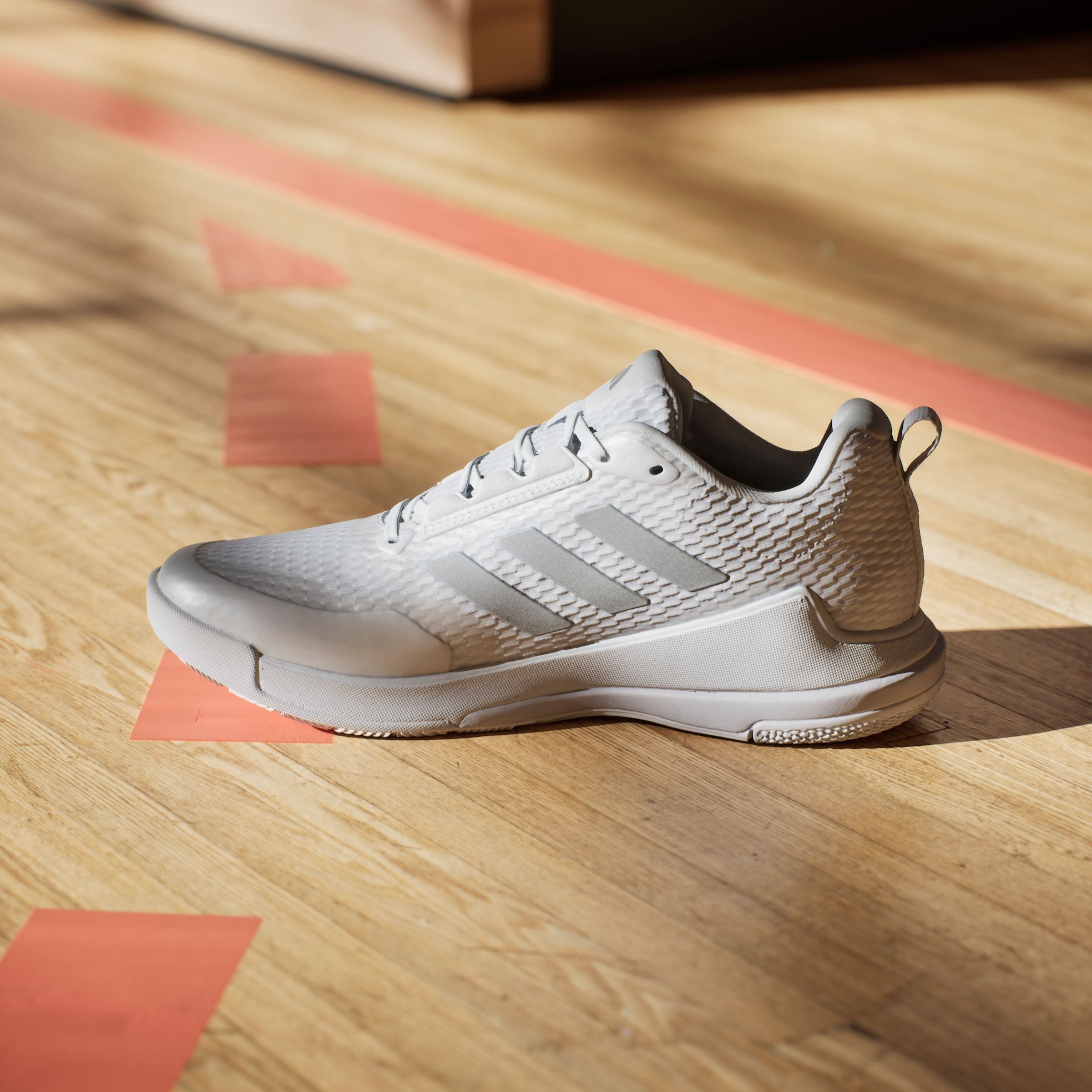 adidas Performance Hallenschuh »NOVAFLIGHT 2 INDOOR«, besonders geeignet für Volleyball und Basketball