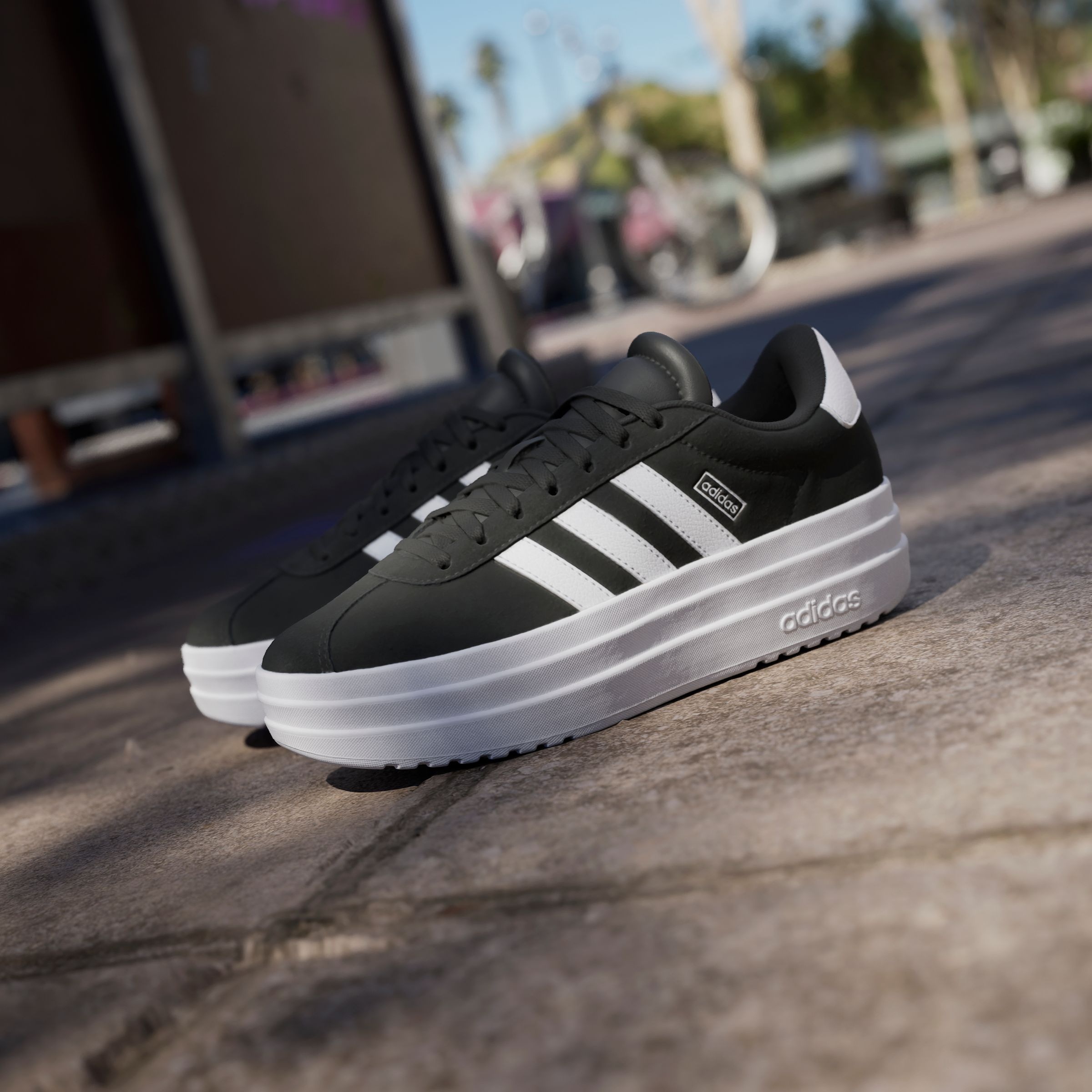 adidas Sportswear Plateausneaker »VL COURT BOLD LIFESTYLE KIDS«, Design auf den Spuren des adidas Gazelle Bold