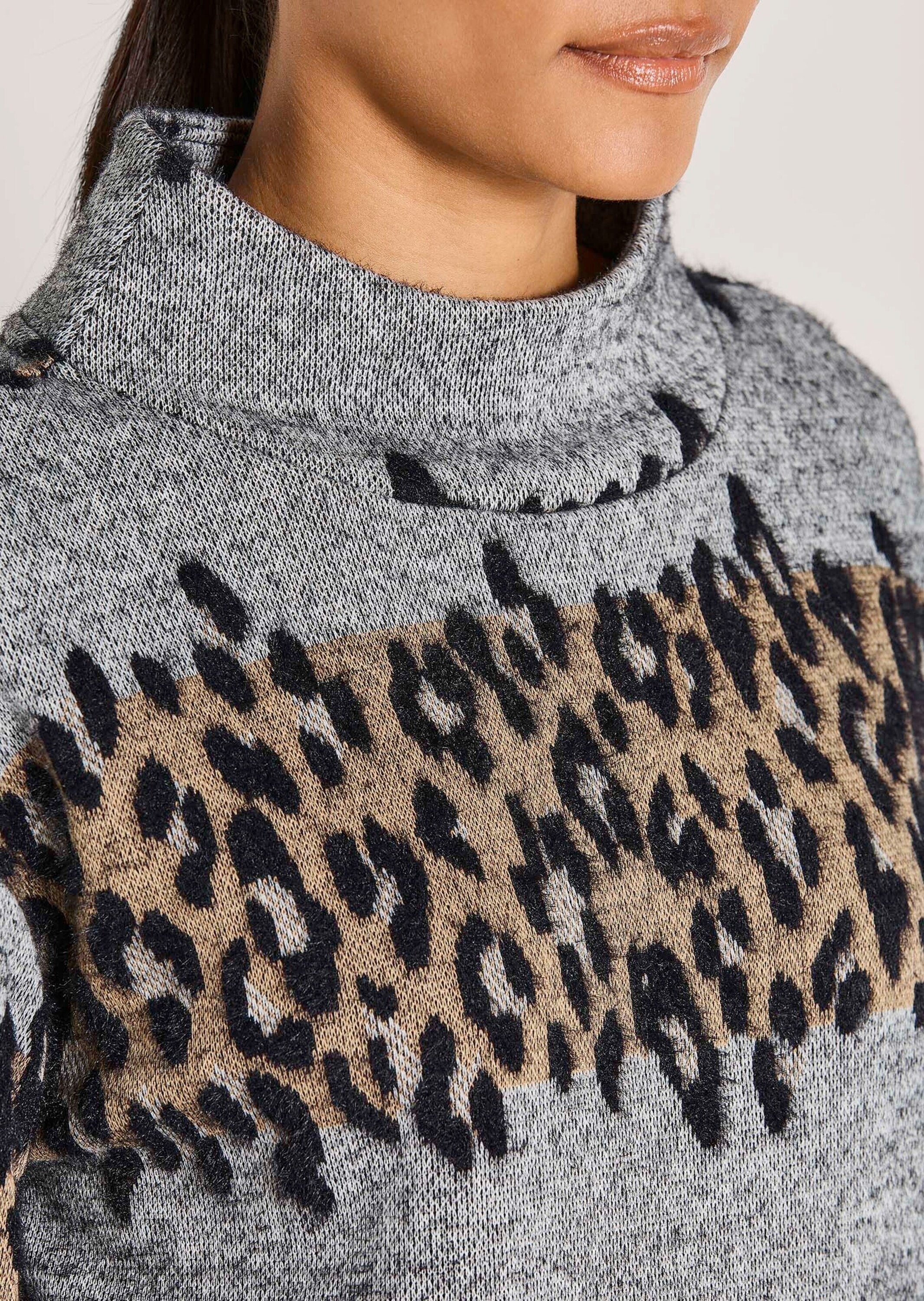 MADELEINE Langarmshirt »Sweatshirt Leo-Design Pullover mit Stehkragen«