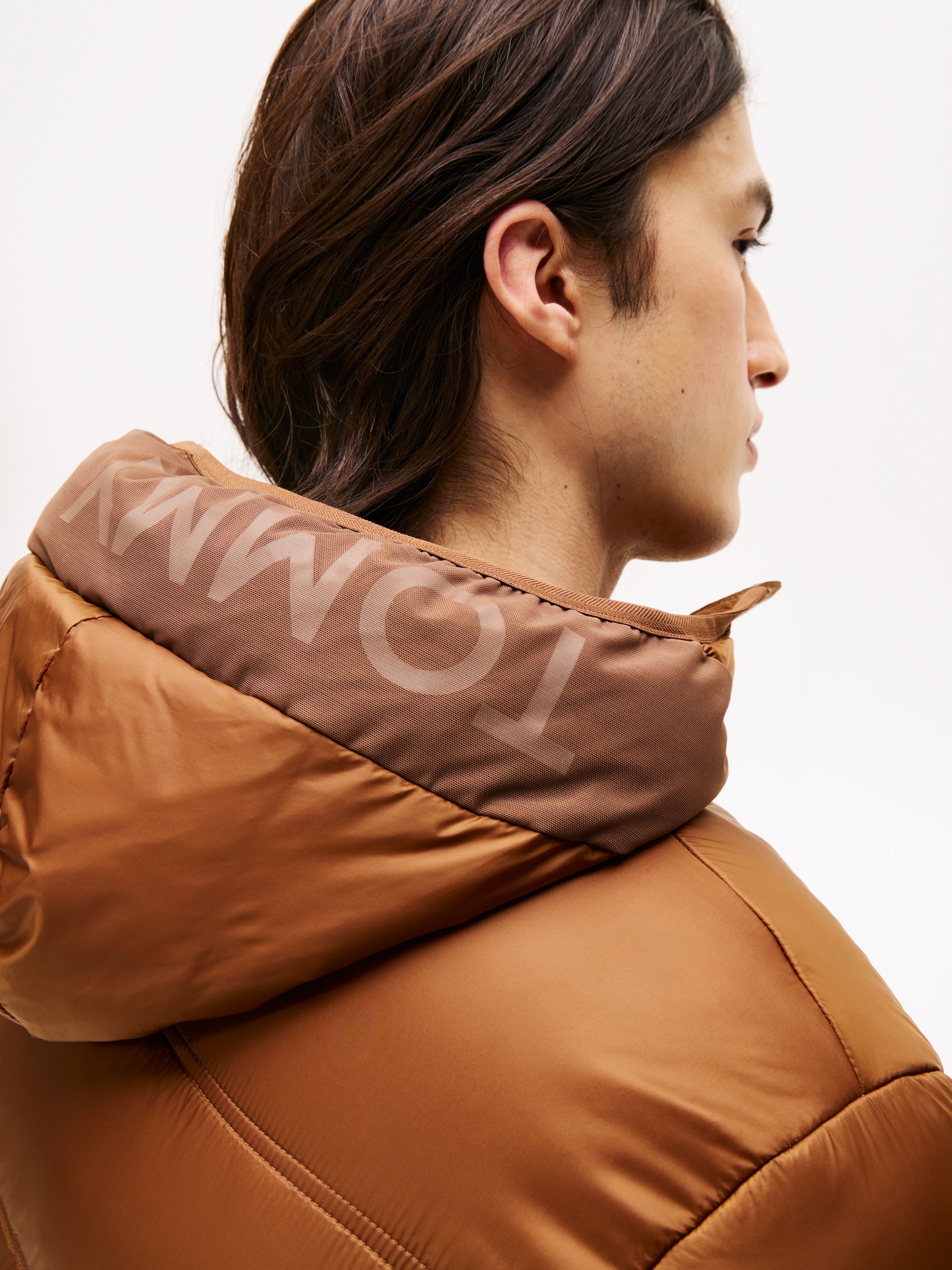 Tommy Jeans Steppjacke »HOODED LOGO PUFFER«, mit Kapuze, Daunenjacke, Übergangsjacke Regular fit mit Rundhalsausschnitt