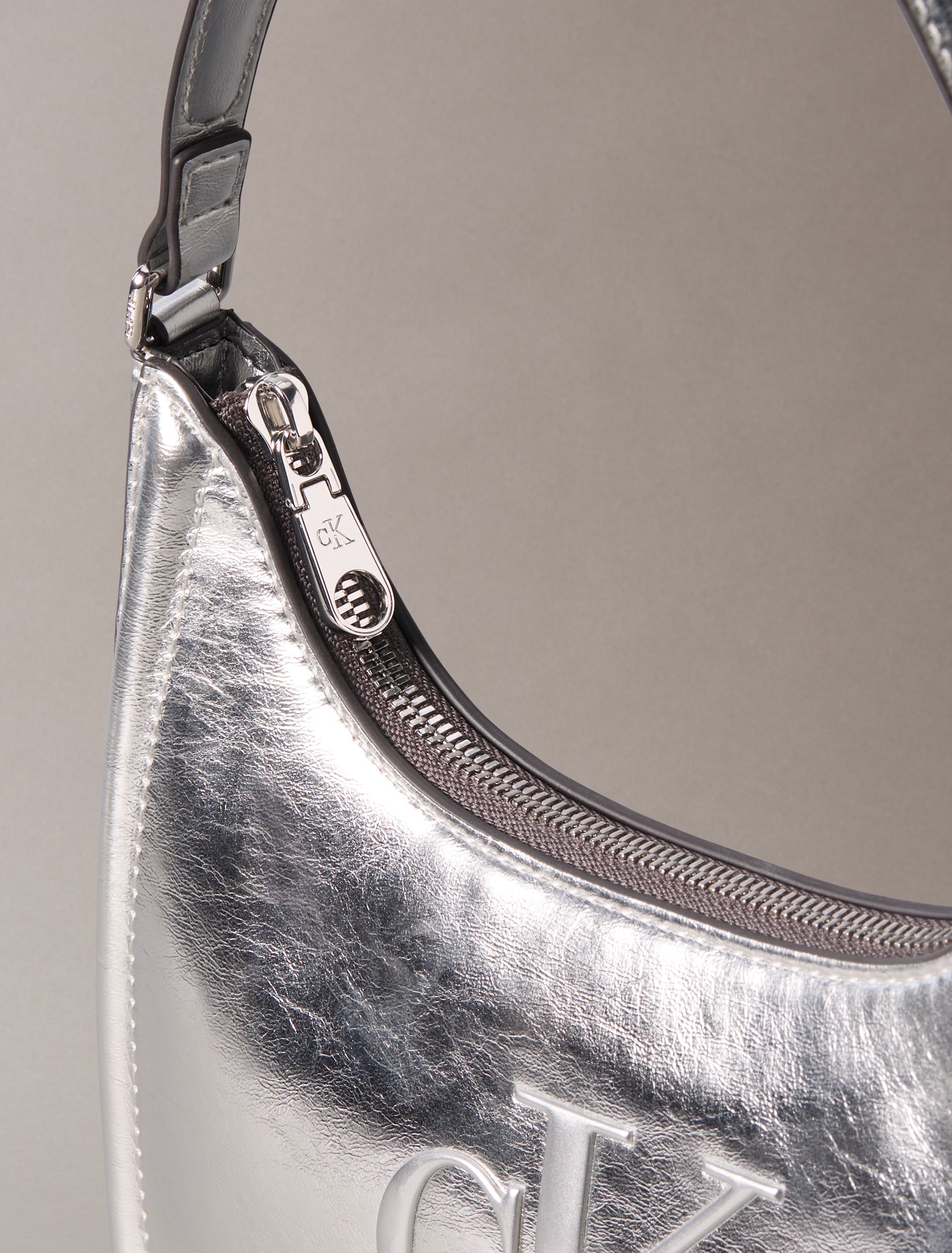 Calvin Klein Schultertasche »BOLD CK METALLIC SHOULDER BAG« Dmaen Tragetasche, Handtasche, Abendtasche mit CK-Logoprägung