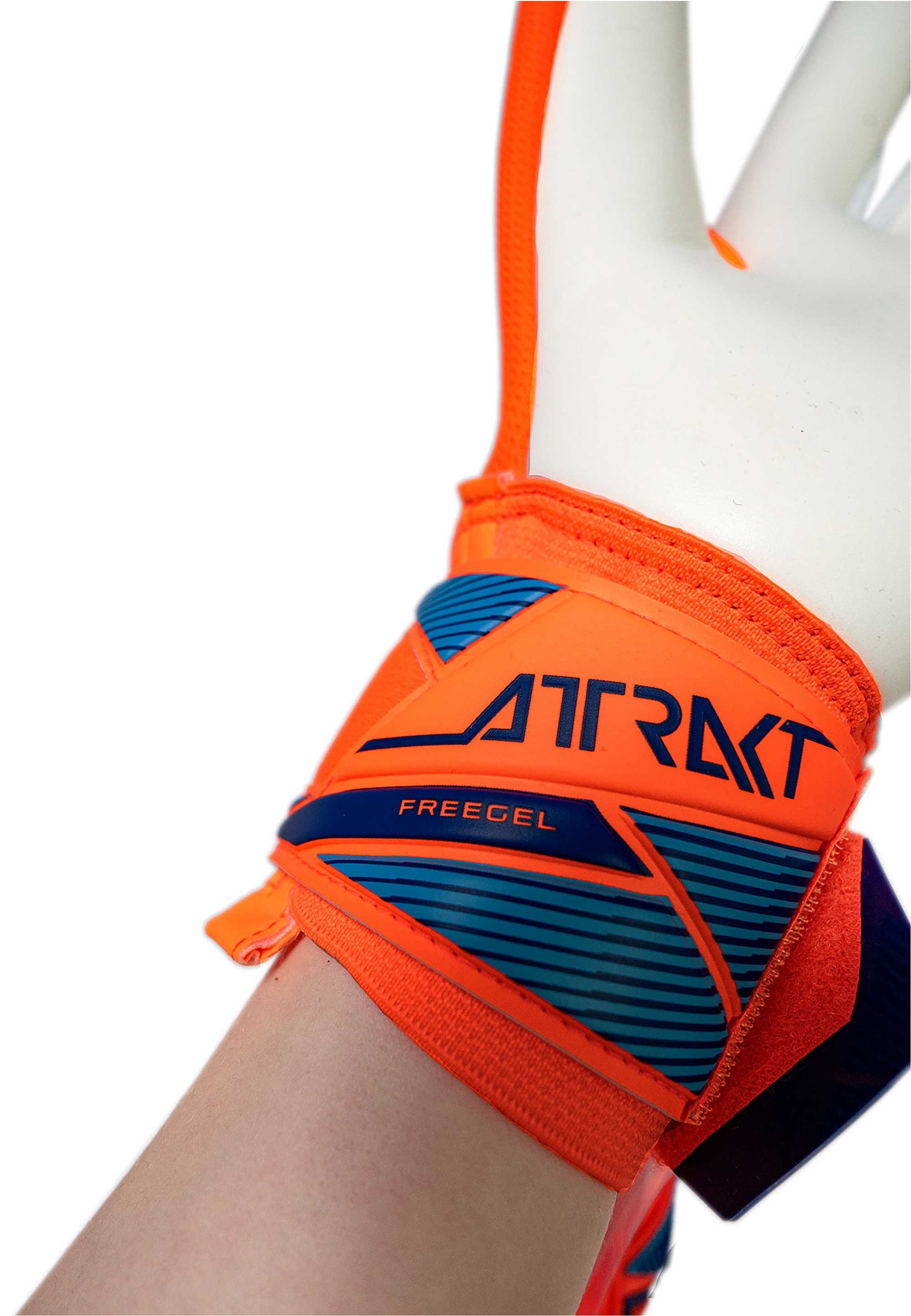 Reusch Torwarthandschuhe »Attrakt Freegel Advance« mit präzisem Schnitt