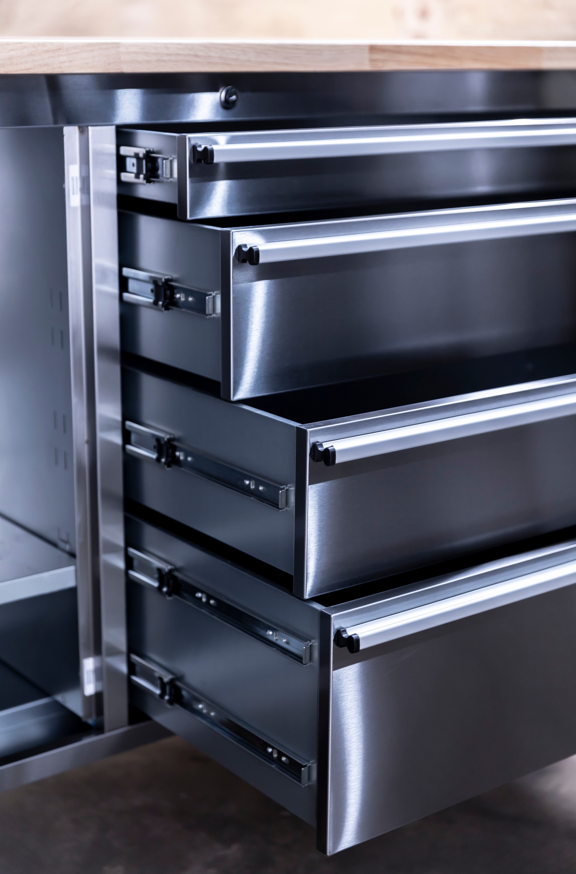 ONDIS24 Werkstattwagen »Werkzeugwagen aus Edelstahl mit 1 Tür 10 Schubladen« fahrbar, kugelgelagerten Schubladen, abschließbar, Massivholzplatte