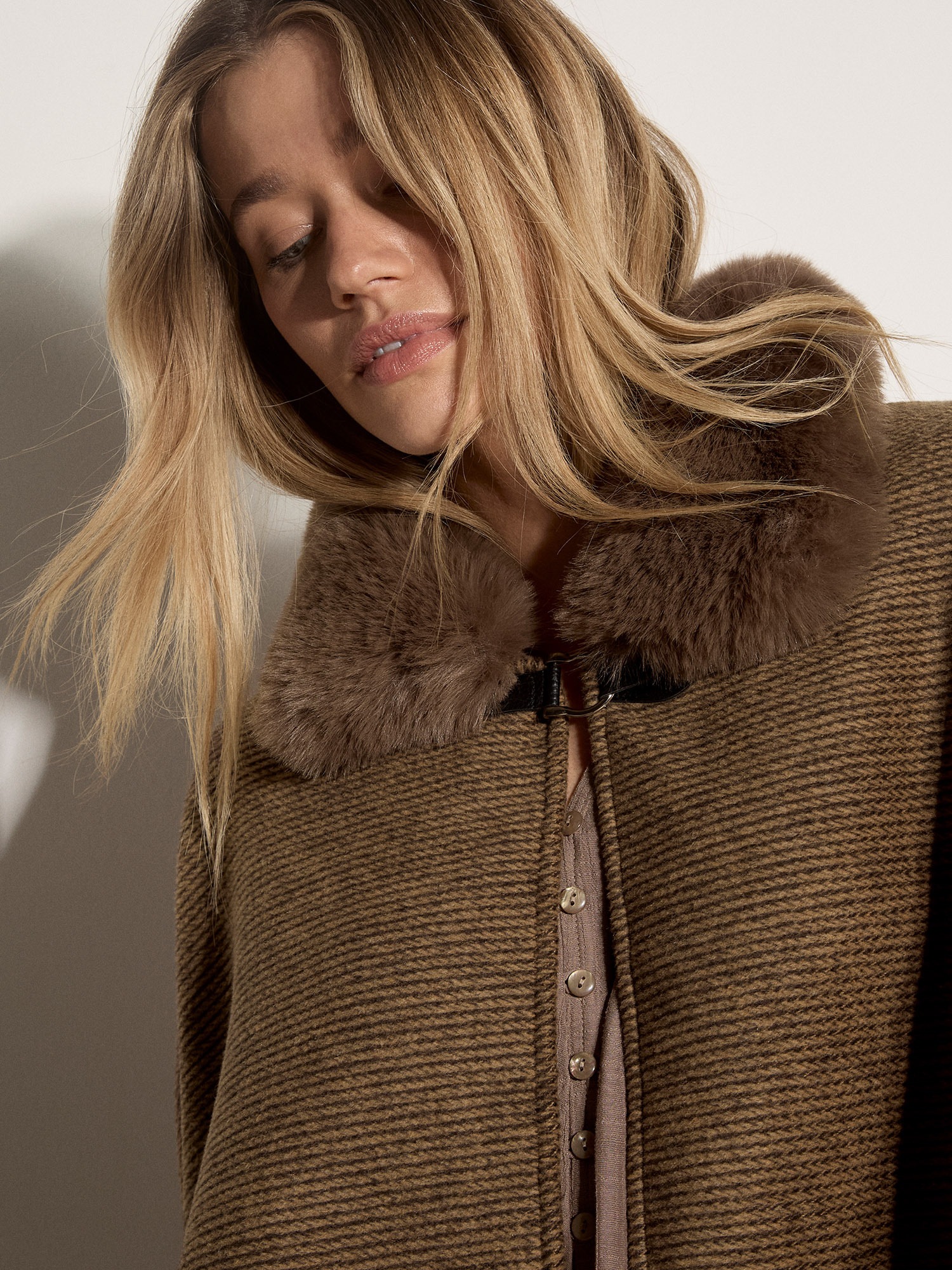 Apricot Strickcape »Cape mit Kunstfellbesatz« mit Manschetten