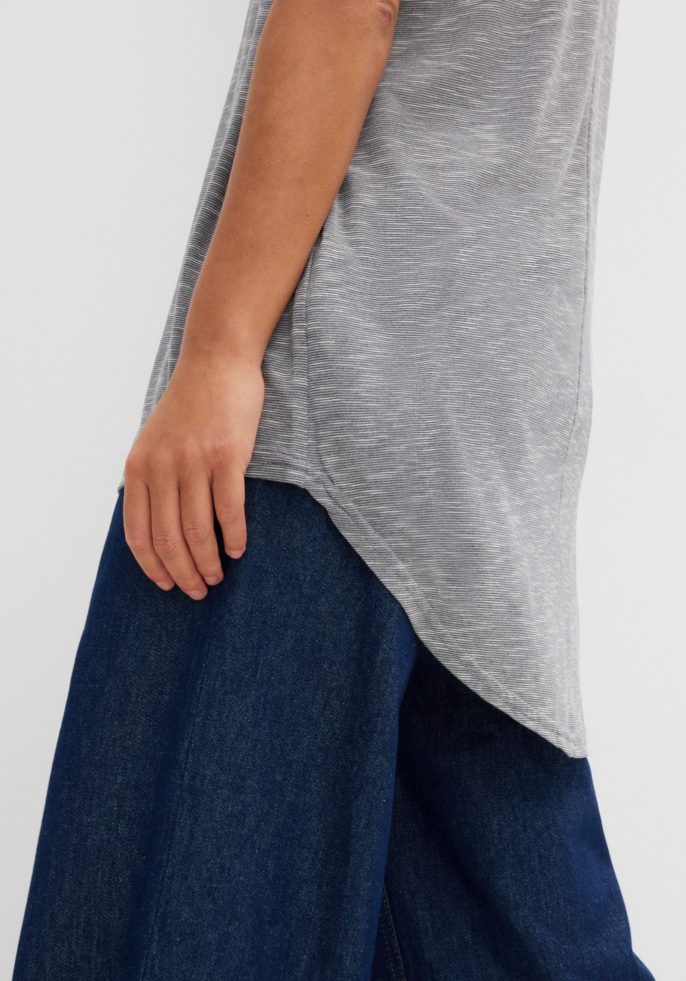 bonprix Longshirt »Longshirt aus Viskose-Mischung« lässige Passform, längeres Rückenteil, abgerundeter Saum