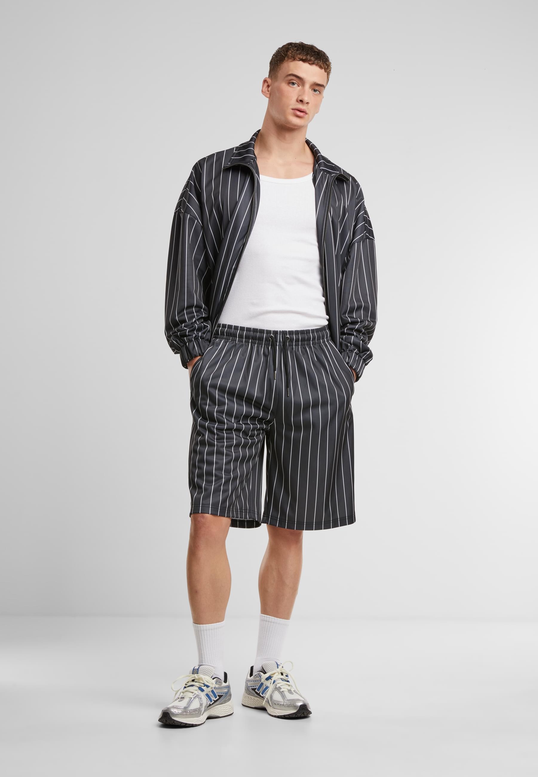 URBAN CLASSICS Shorts »Urban Classics Pinstripe Trackshorts«, (1 tlg.)