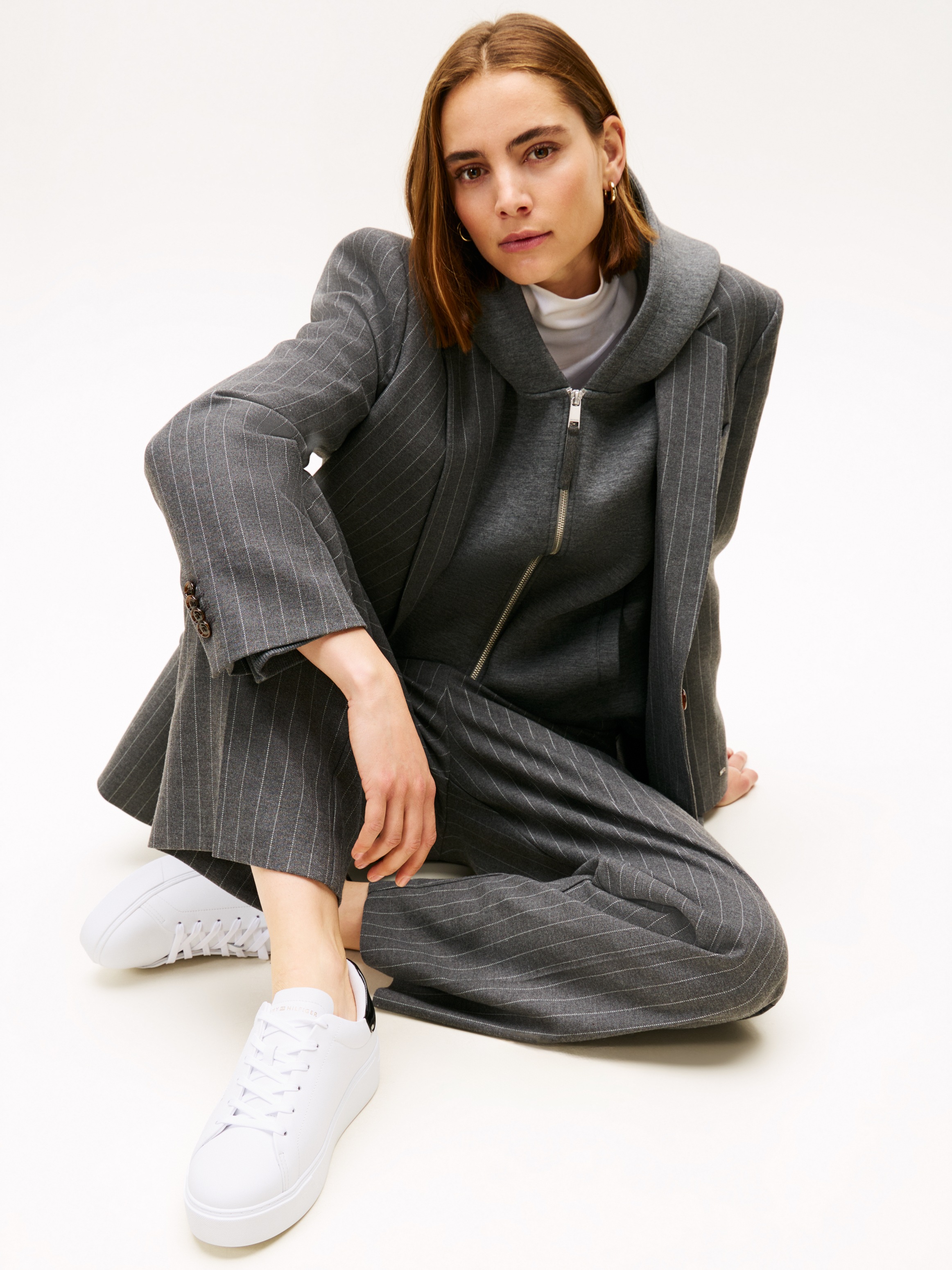 Tommy Hilfiger Plateausneaker »CHIC PLATFORM CUPSOLE PATENT«, Halbschuh, Schnürschuh mit glänzendem Kontrastbesatz an der Ferse