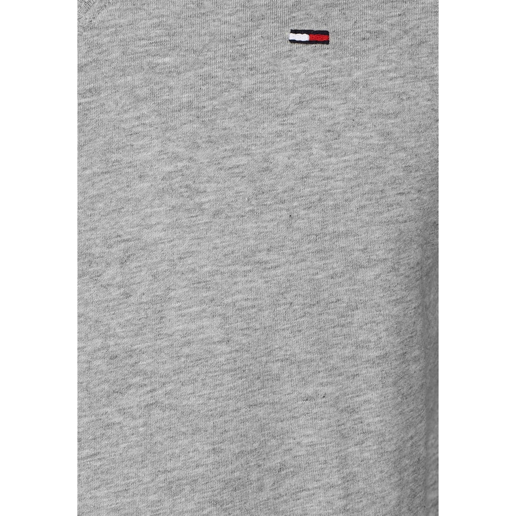 Tommy Jeans T-Shirt »TJM ORIGINAL JERSEY V NECK TEE«, mit V-Ausschnitt und dezenter Logo-Flag