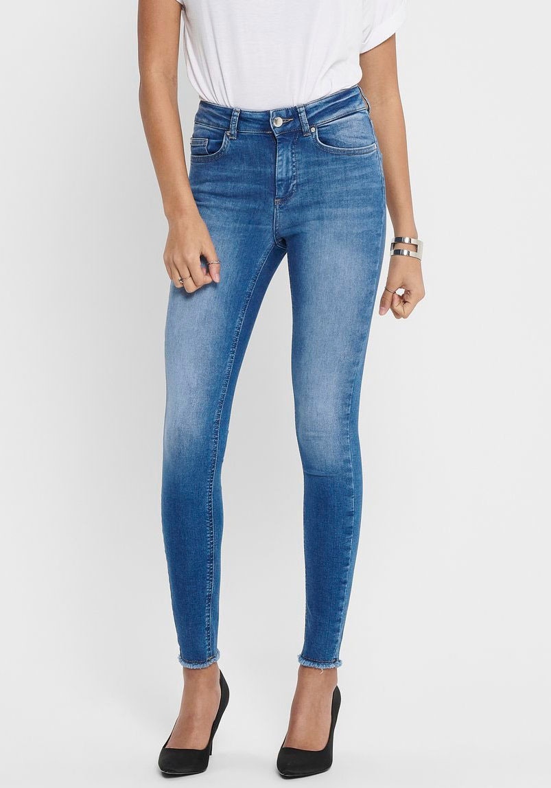 ONLY Ankle-Jeans "ONLBLUSH – Ankle-Jeans mit offenen Säumen für moderne Looks" Abriebeffekte, modisch, skinny fit, Rundhals, regular fit