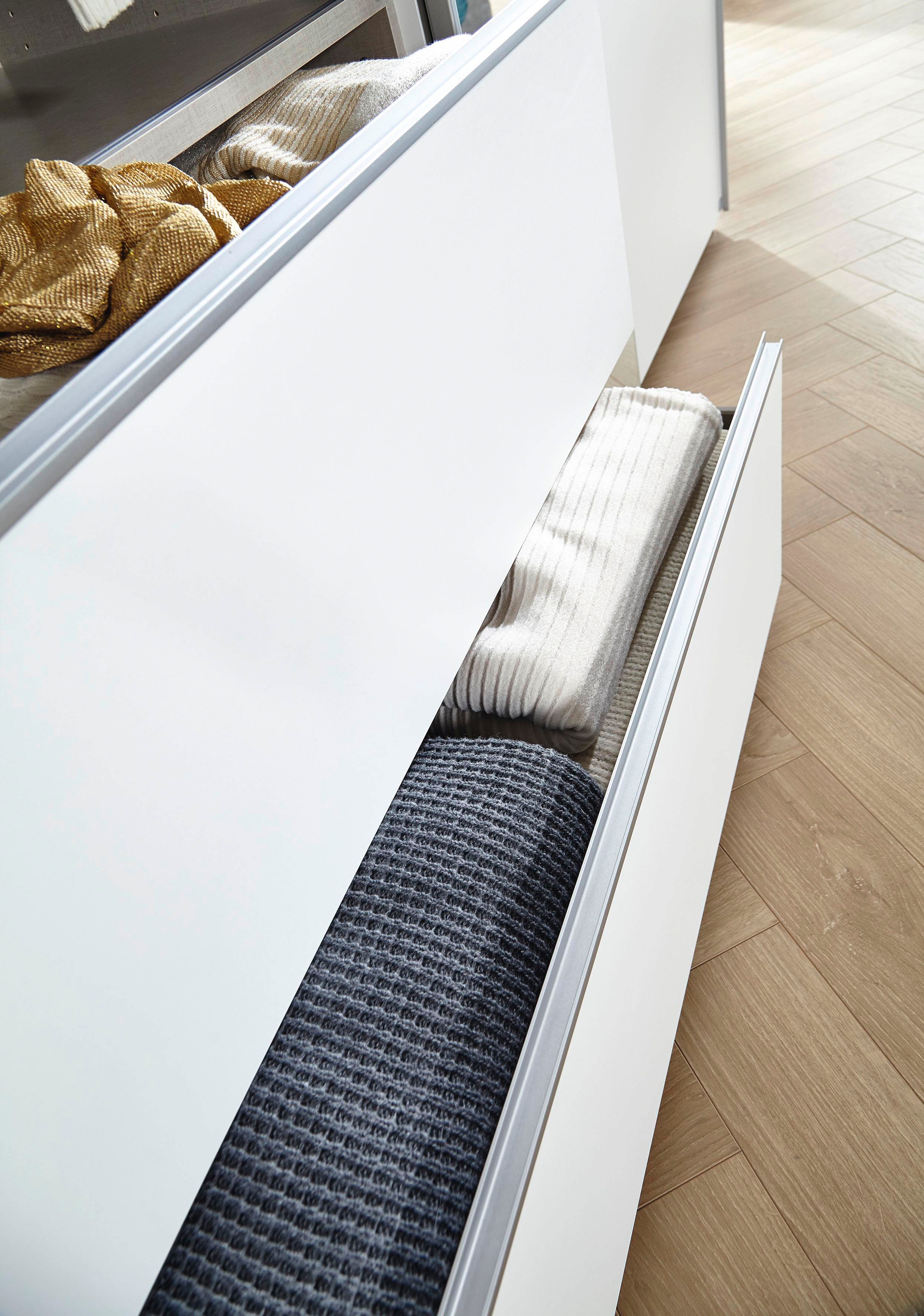 rauch Schwebetürenschrank »Kleiderschrank Schrank Garderobe Wäscheschrank SEVILLA mit Spiegel«, (in 3 verschiedenen Ausstattungen BASIC/CLASSIC/PREMIUM), Metall-Griffleisten alufarben oder Graumetallic MADE IN GERMANY