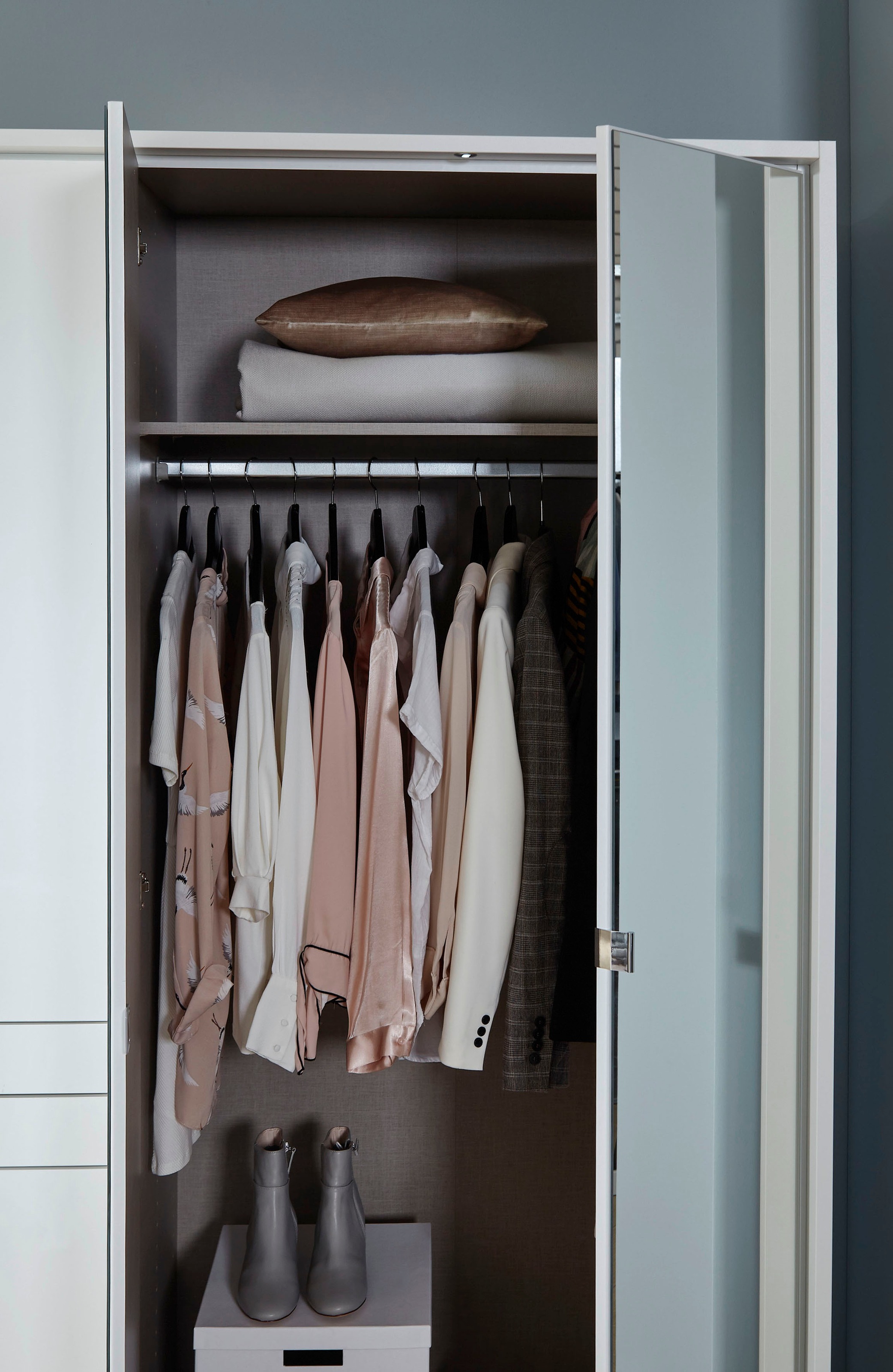 rauch Drehtürenschrank »Kleiderschrank Schrank Garderobe Garderobenschrank Topseller HOMBURG«, mit Spiegel, oberer Schubkasten mit Einteilung MADE IN GERMANY