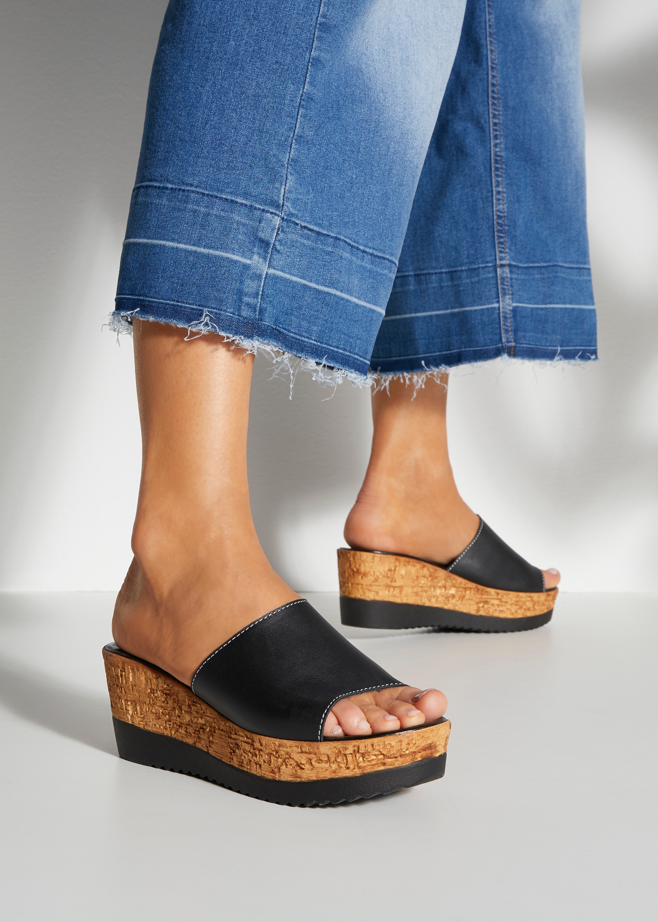 LASCANA Pantolette »Sommerschuh,«, Mule, Sandale, offener Schuh aus Leder mit Keilabsatz