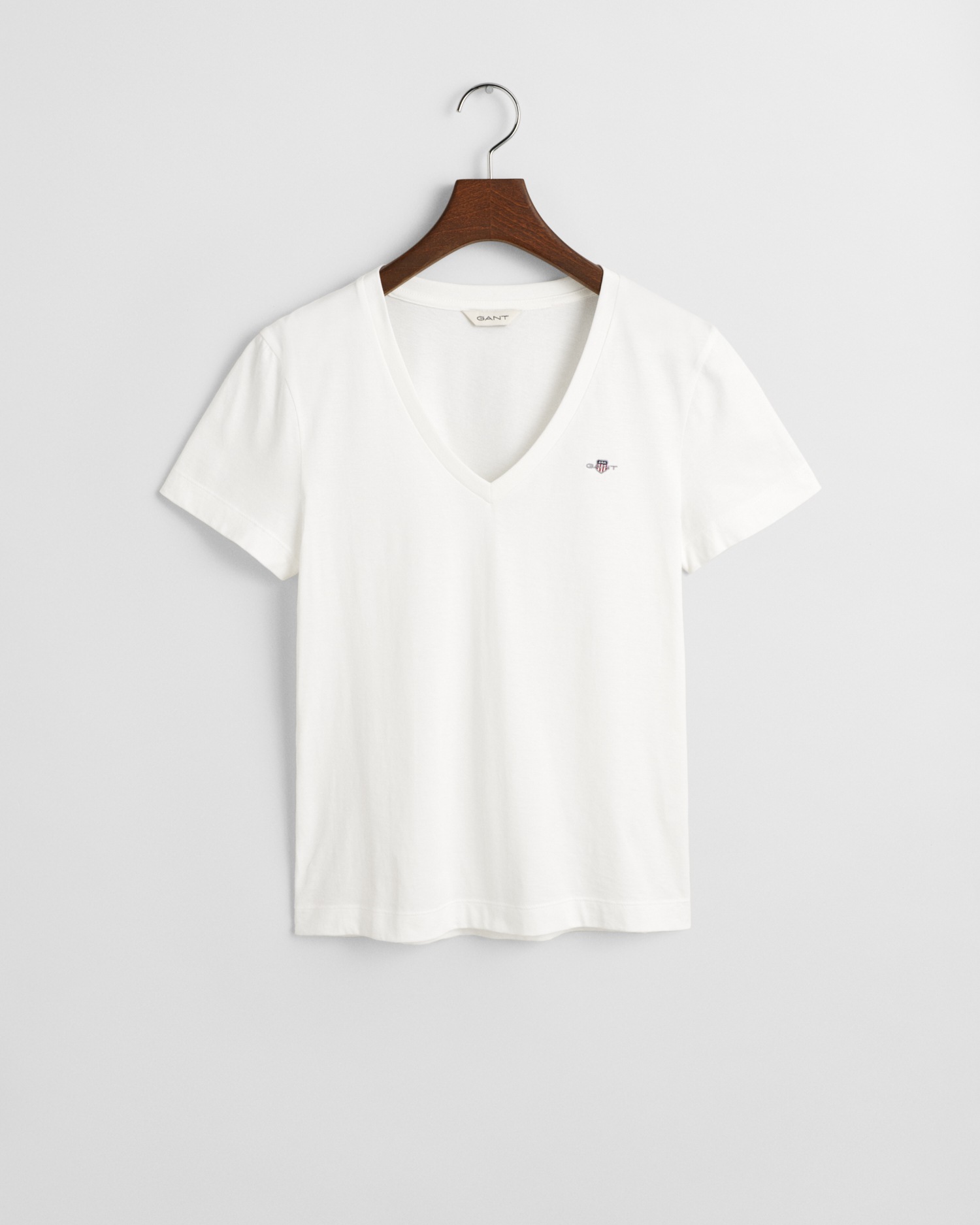 Gant T-Shirt »REG SHIELD KA V-NECK T-SHIRT«, mit einer kleinen Logostickerei auf der Brust