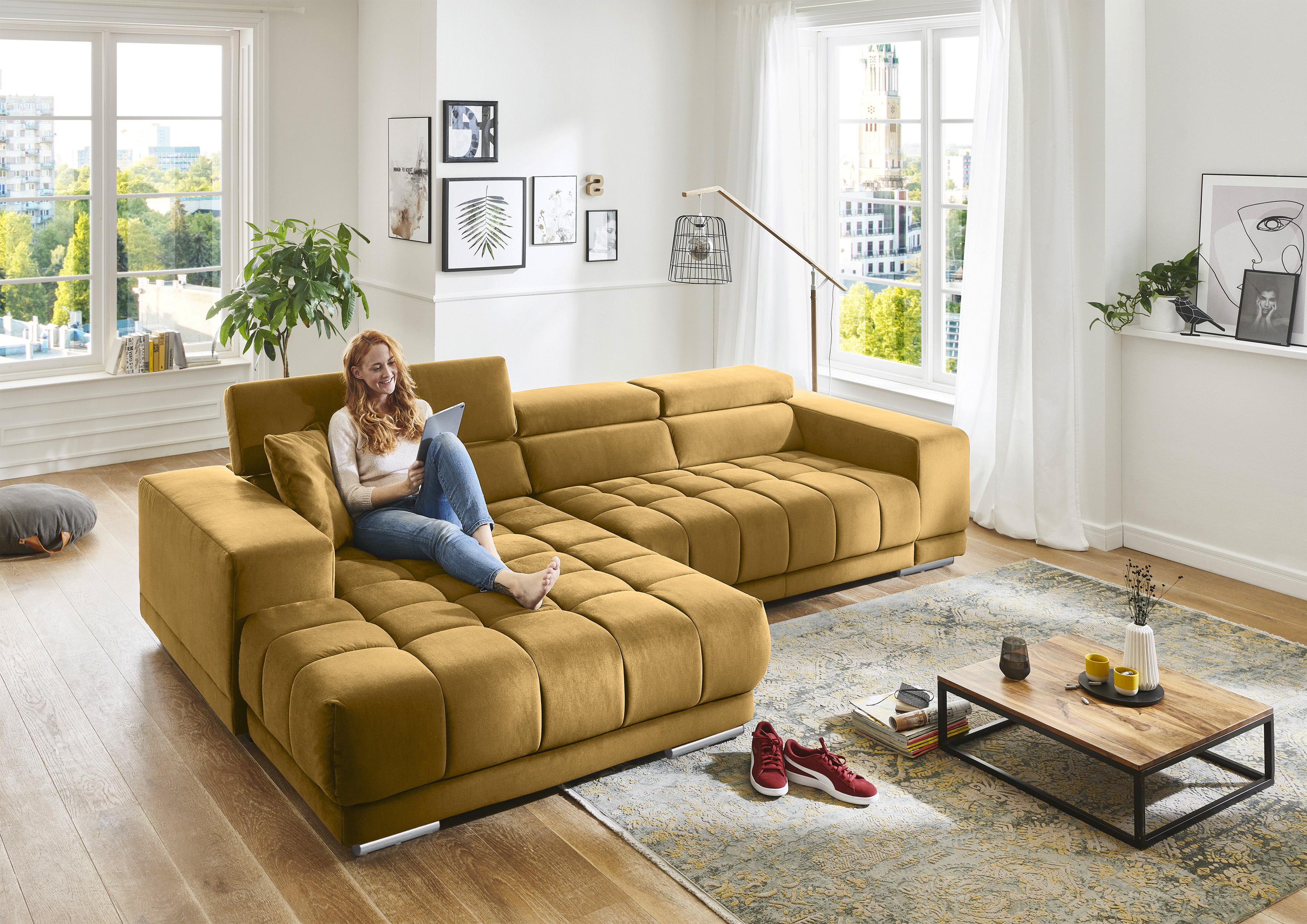 Die PlanBar Ecksofa "MP-IN15053 L-Form extra breiter Schenkel" wahlweise mit Kopfteilverstellung und manueller Vorziehbank