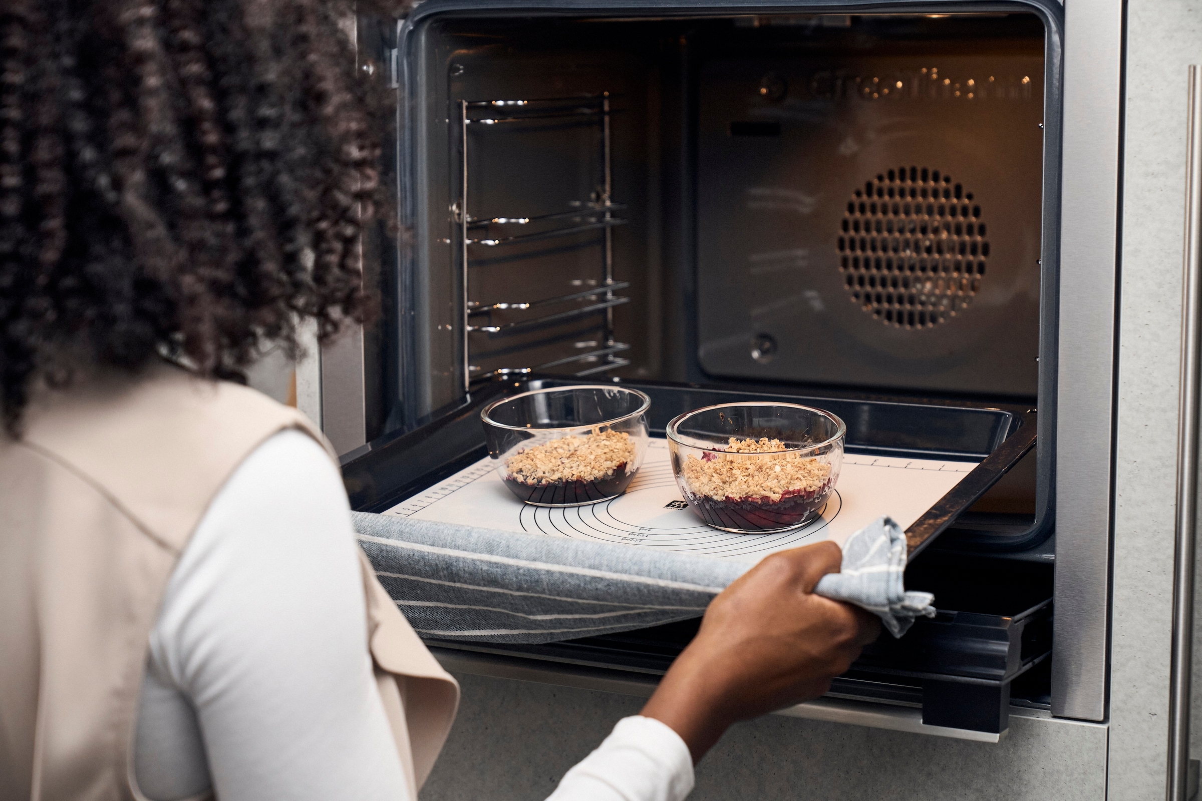 Zwilling Aufbewahrungssystem »Fresh & Save BOWLS«, (Set, 9 tlg., 1 Schüssel + Deckel (M / 18 cm), (L / 24 cm), 1 Pumpe, 1 Bbeutel S + M), Vakuum Starter Set, Glas / M/L, 9-tlg.