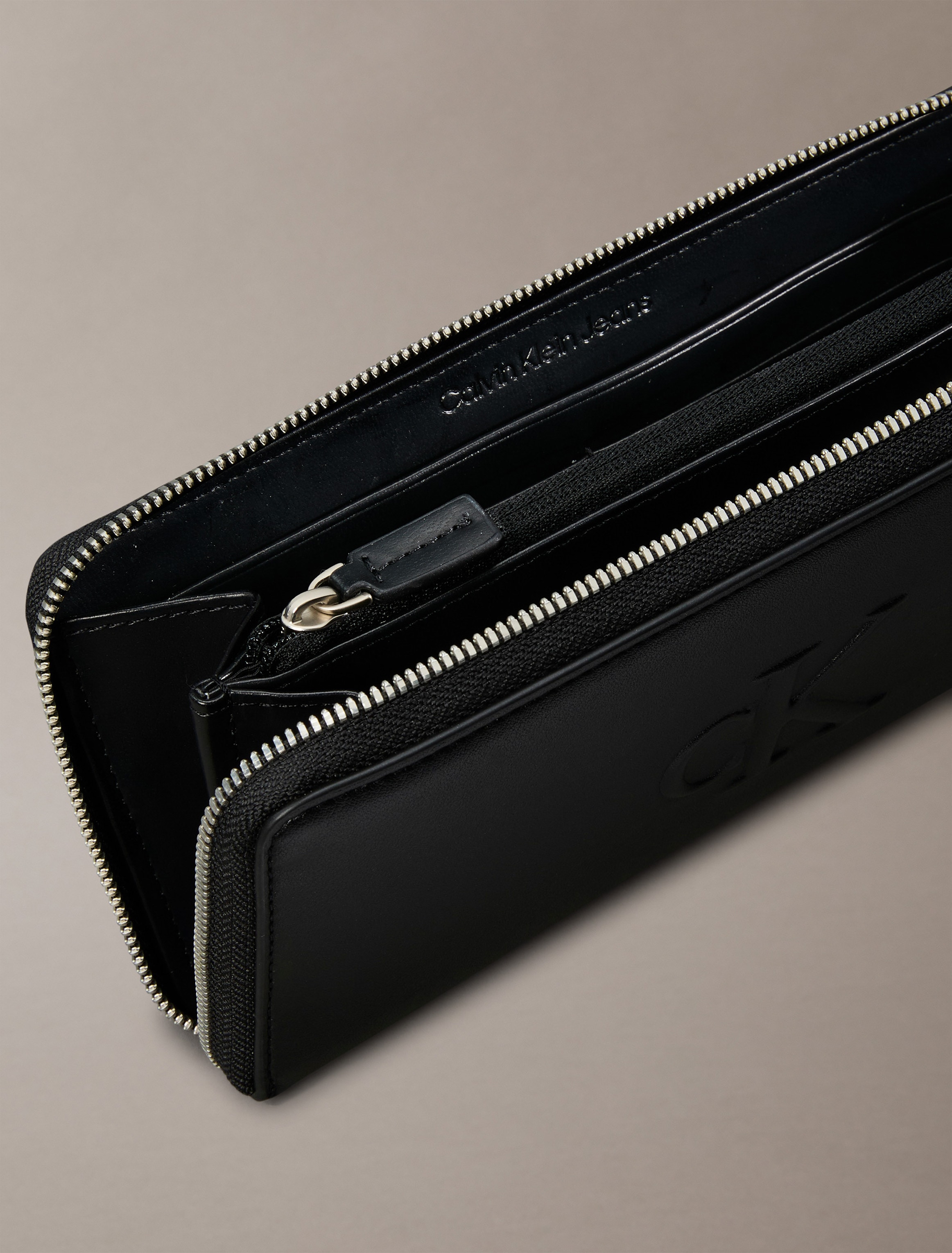 Calvin Klein Jeans Geldbörse »SCULPTED ZIP AROUND WALLET«, Geldbeutel, Portemonnaie Damen mit Reißverschluss-Münfach innen