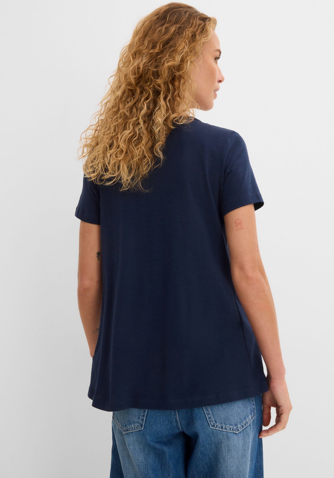 bonprix T-Shirt leicht ausgestellte Passform, Rundhals-Ausschnitt mit Zierknopfleiste