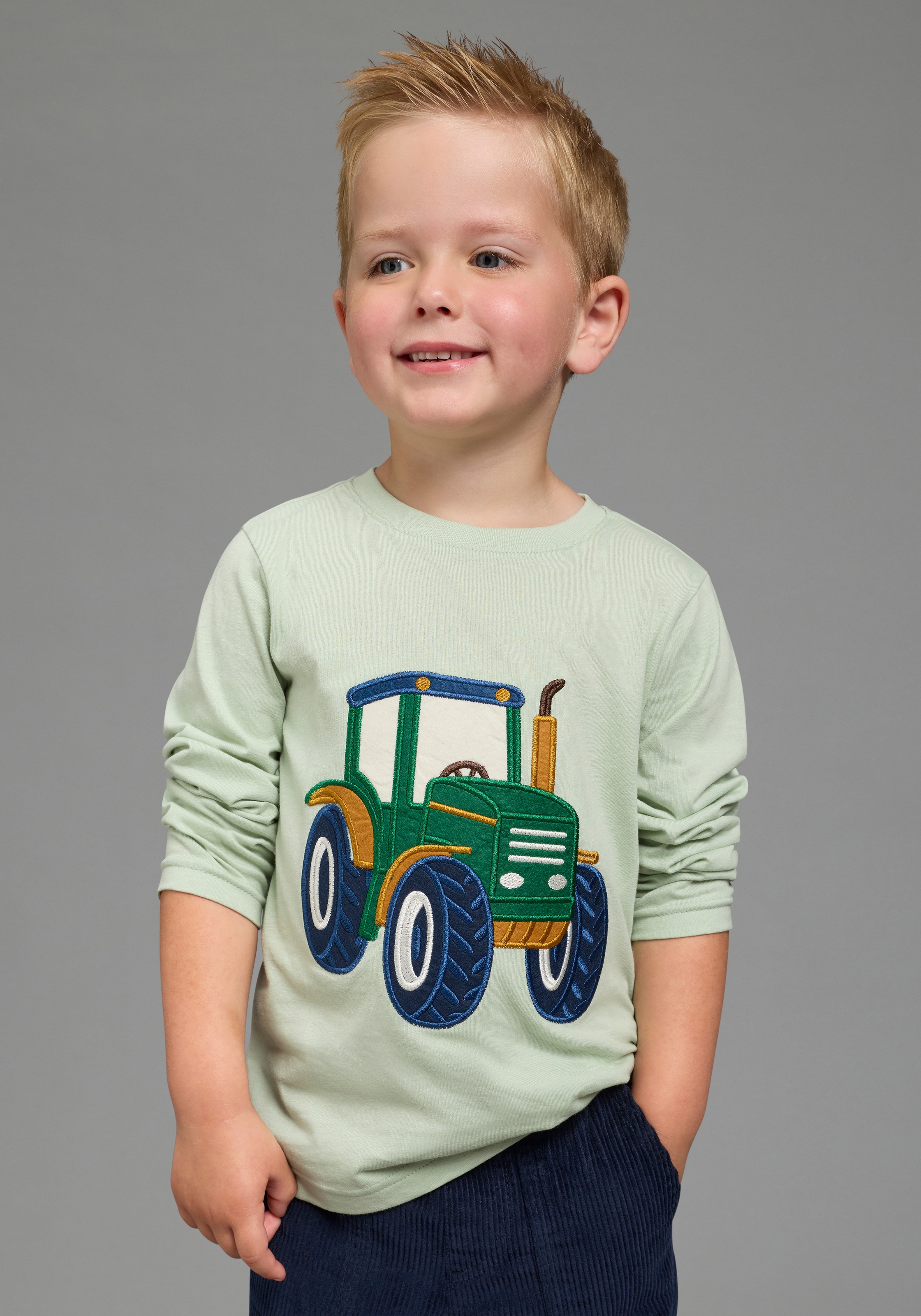 KIDSWORLD Langarmshirt "Shirt mit großer Traktor Frottee-Applikation" Traktor-Applikation,hüftlange Basic-Passform, Langarm, modischer Stil