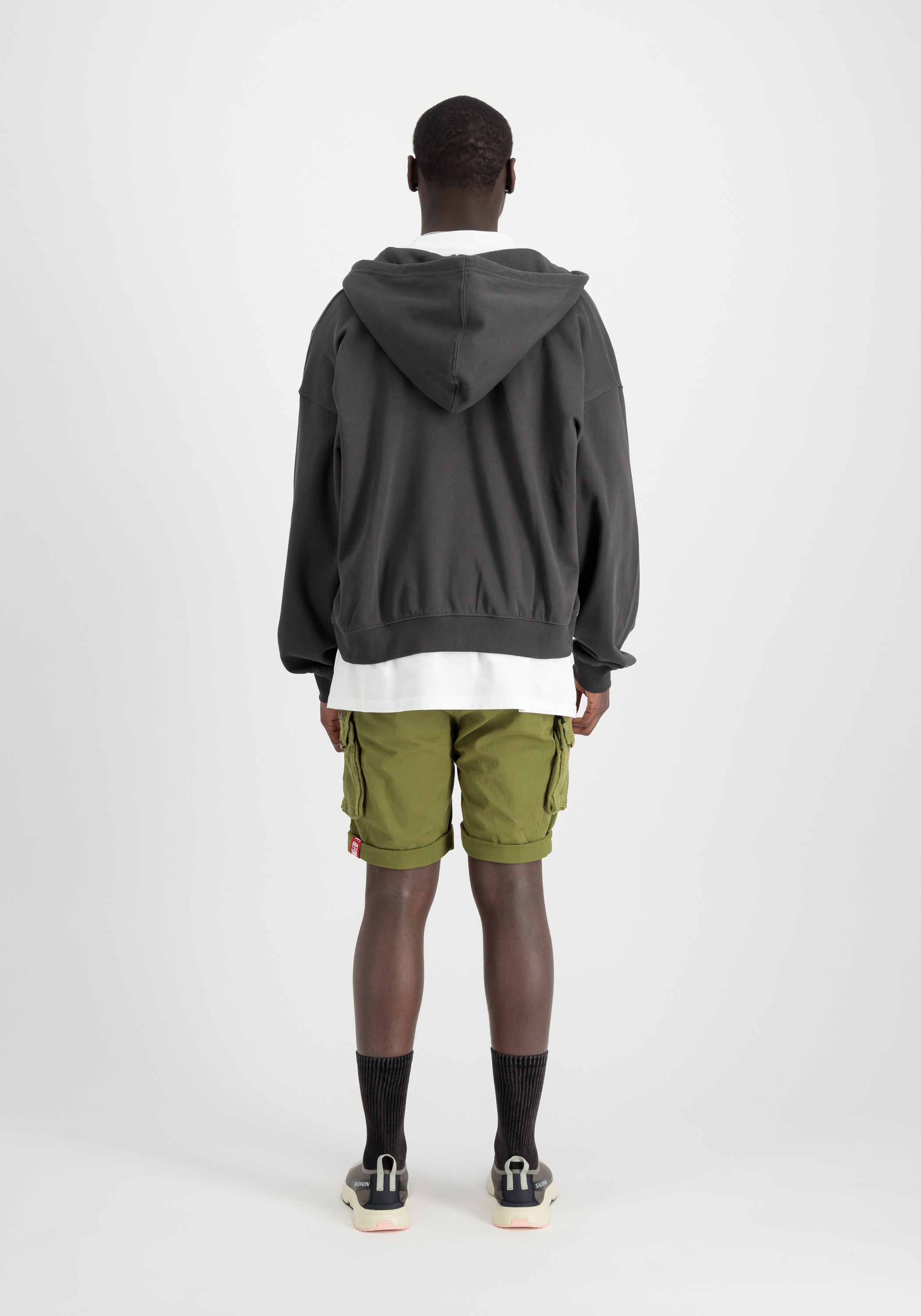 Shorts ALPHA INDUSTRIES "Crew Short", Herren, Gr. 32, Normalgrößen, grün (moss grün), Obermaterial: 98% Baumwolle, 2% Elastan; Futter: 100% Baumwolle, Hosen Shorts 2