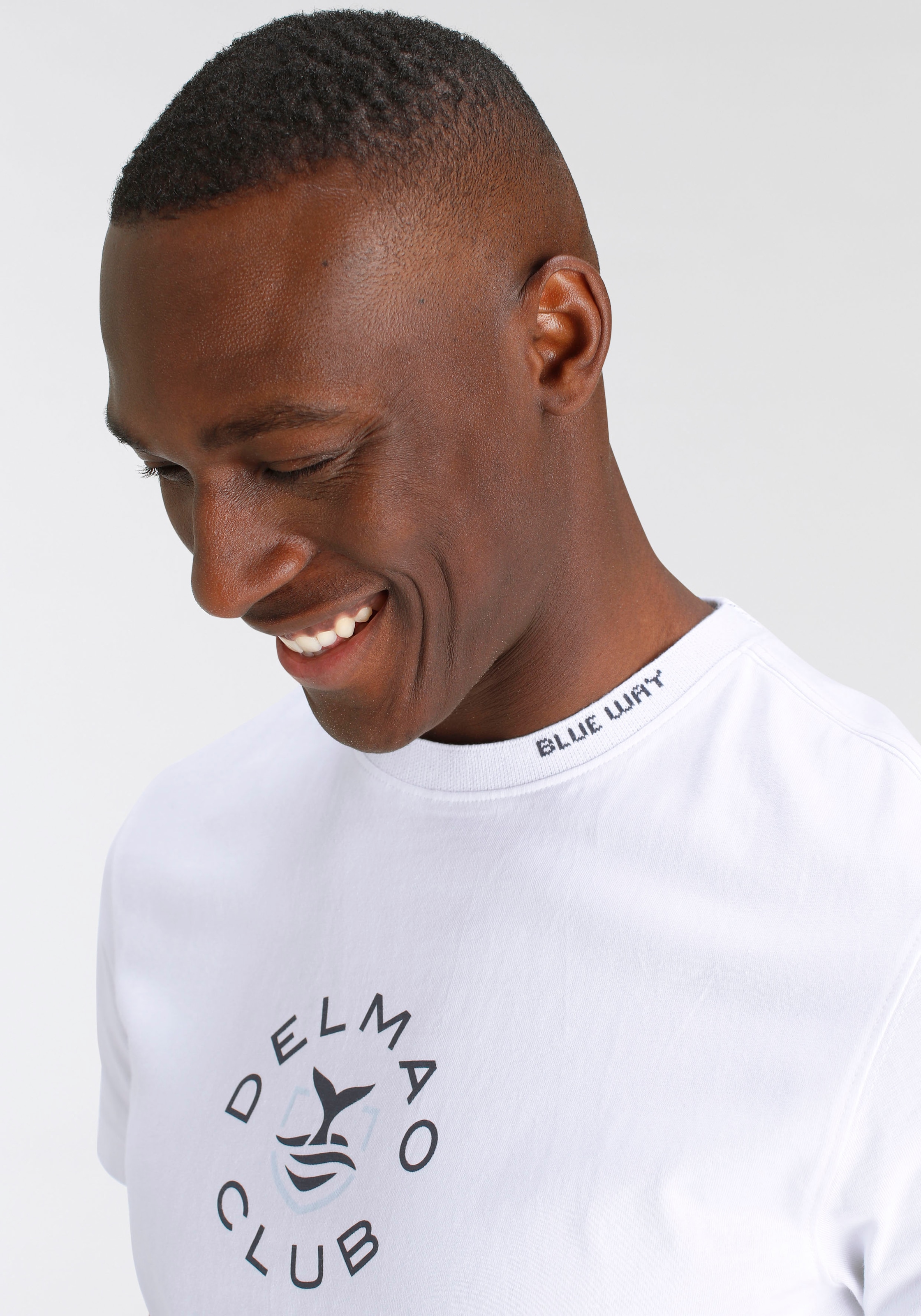 DELMAO Brustprint kaufen am und | ▷ Halsausschnitt-NEUE BAUR T-Shirt, mit Schriftzug MARKE!