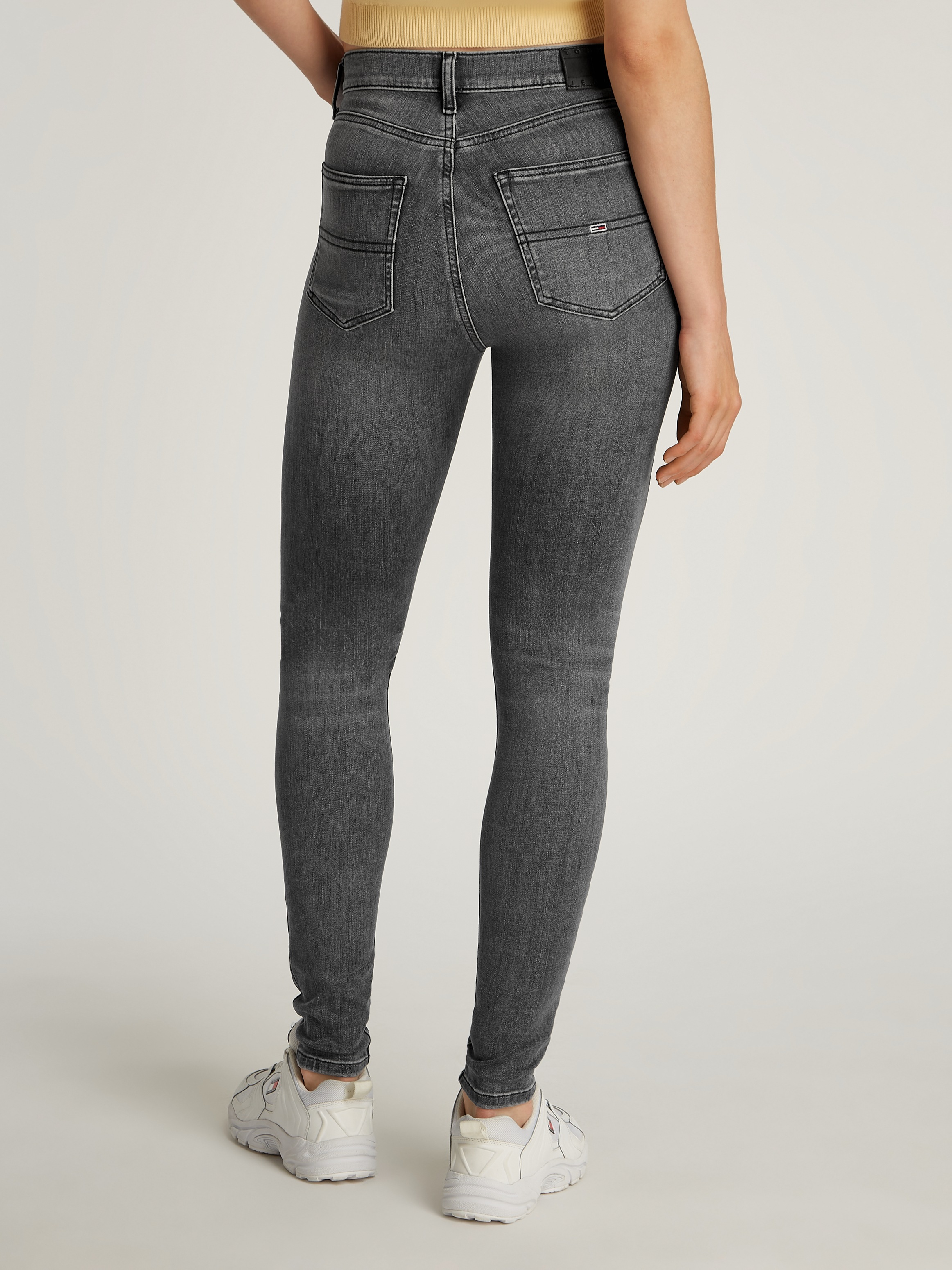 Tommy Jeans "Sylvia High Rise Skinny" mit Logo-Badge günstig online kaufen