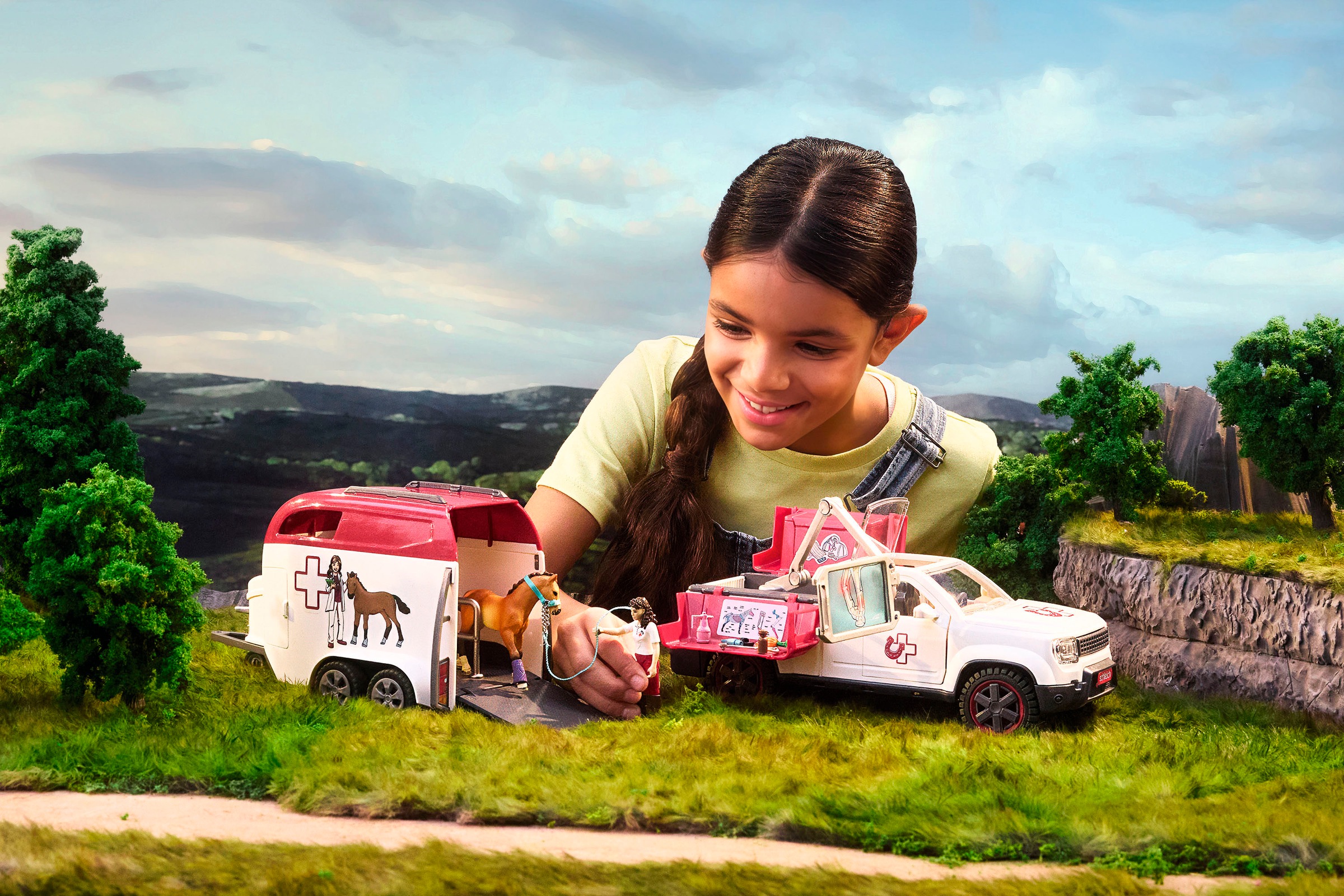 Schleich® Spielzeug-Auto »HORSE CLUB, Mobile Tierärztin mit Anhänger (42704)«, Made in Europe
