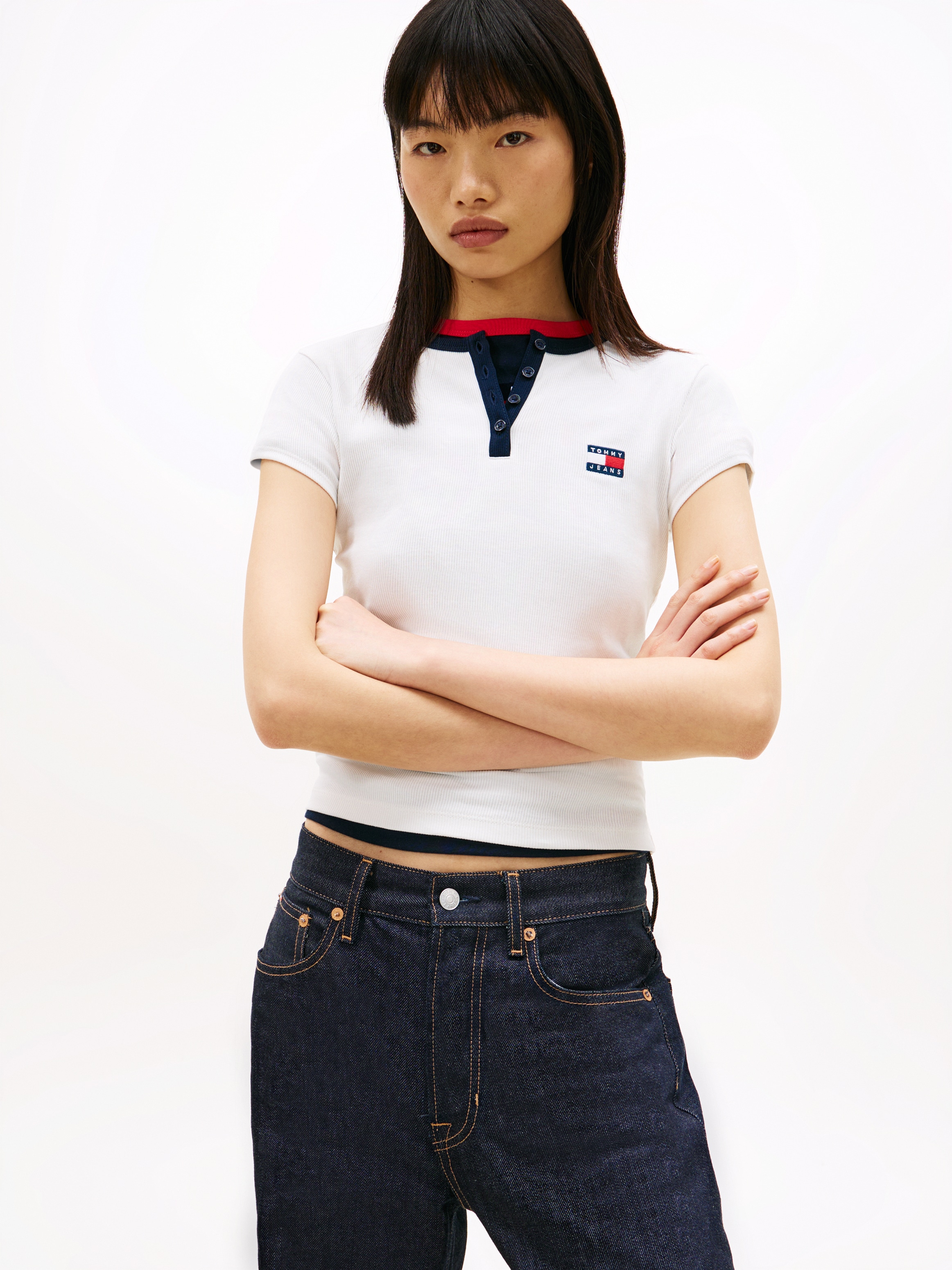 Tommy Jeans Henleyshirt "TJW SLIM HENLEY BADGE SS TEE" mit Kontrastdetail